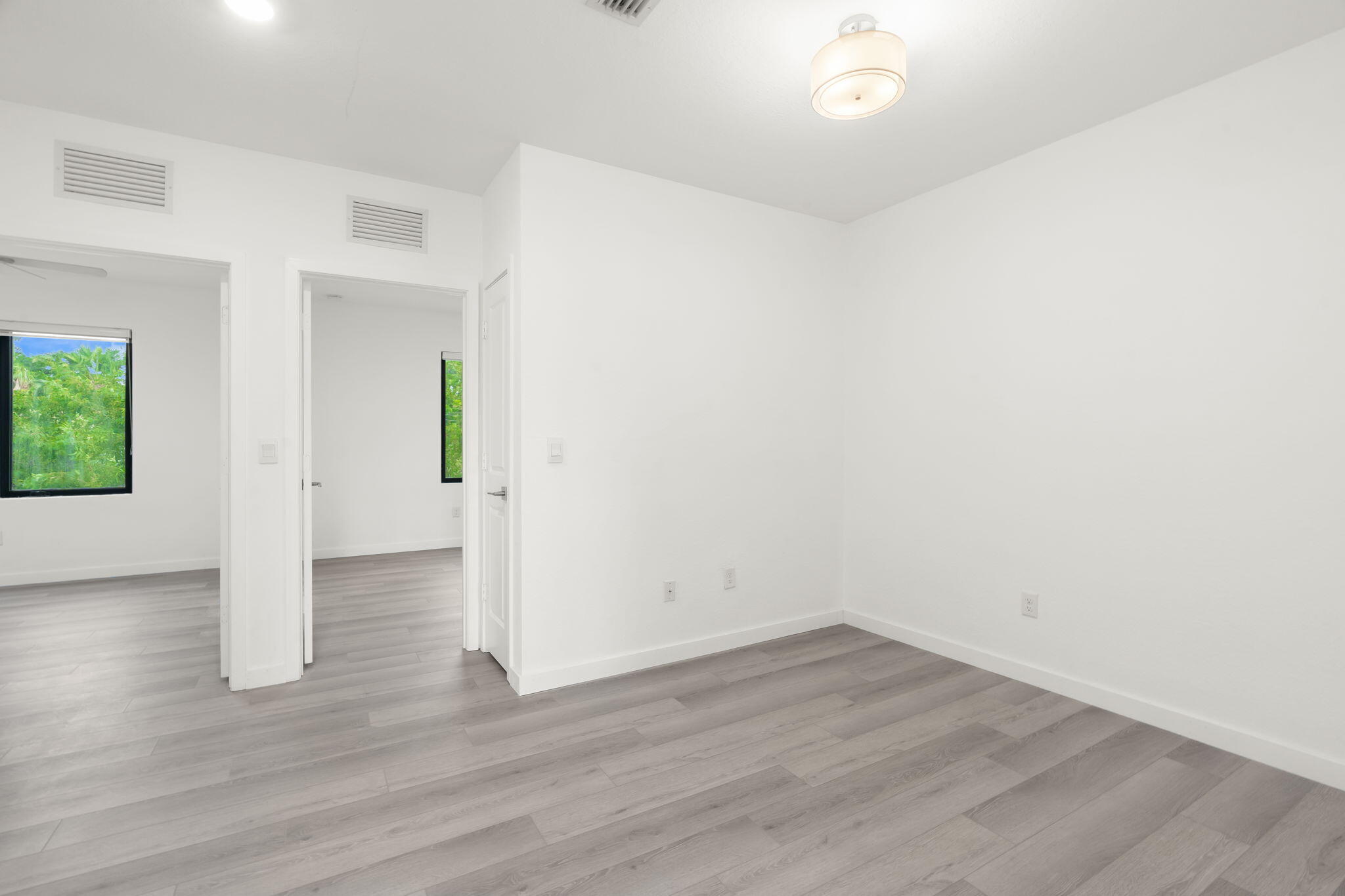 23-web-or-mls-529 NW 17th St, Fort Laude