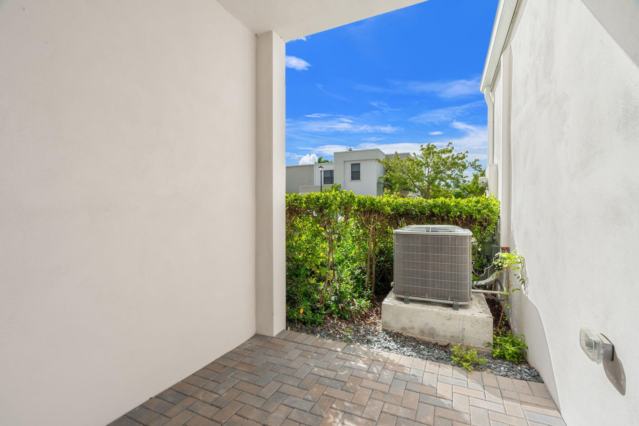 17-web-or-mls-529 NW 17th St, Fort Laude
