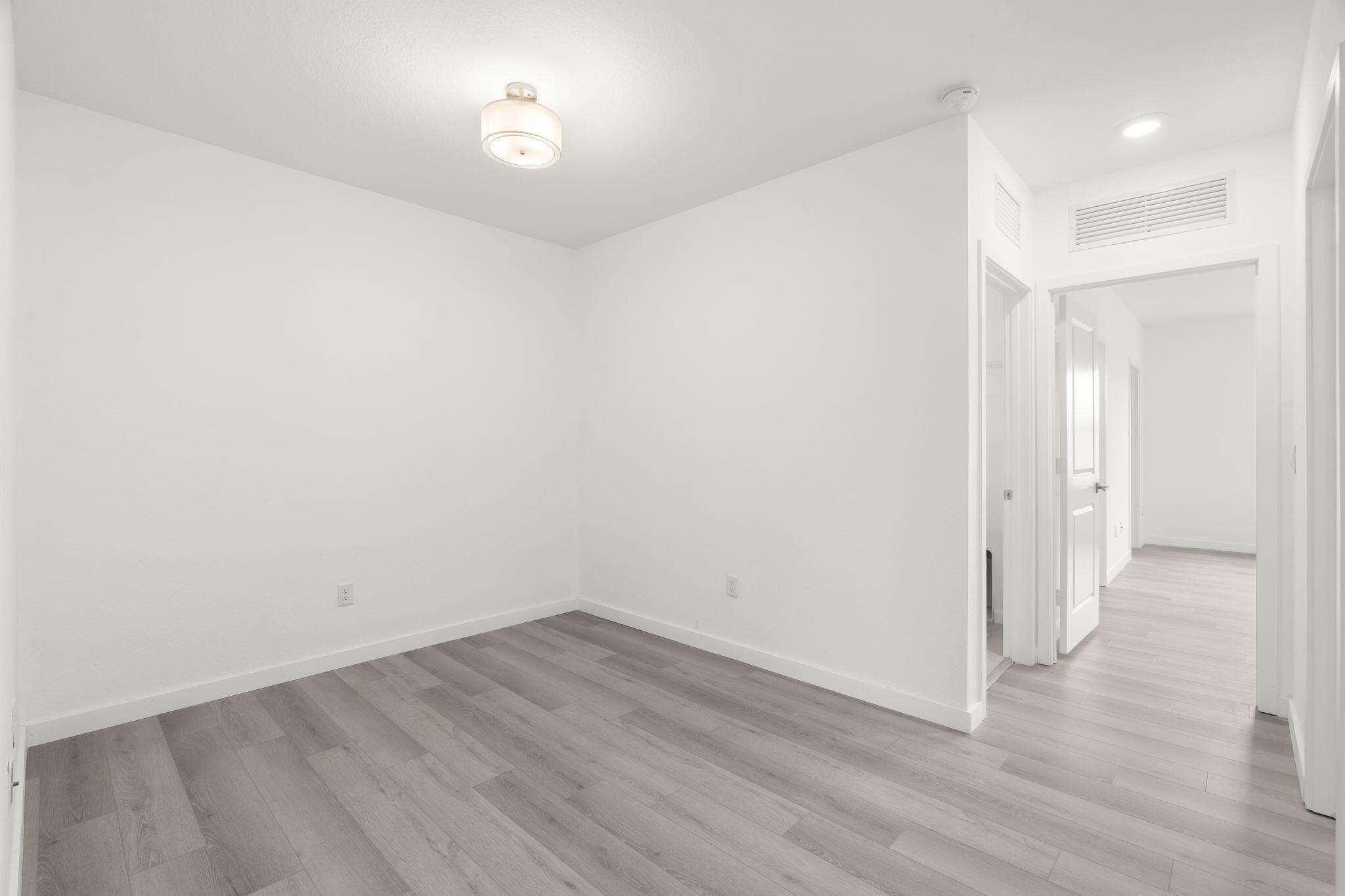 22-web-or-mls-529 NW 17th St, Fort Laude