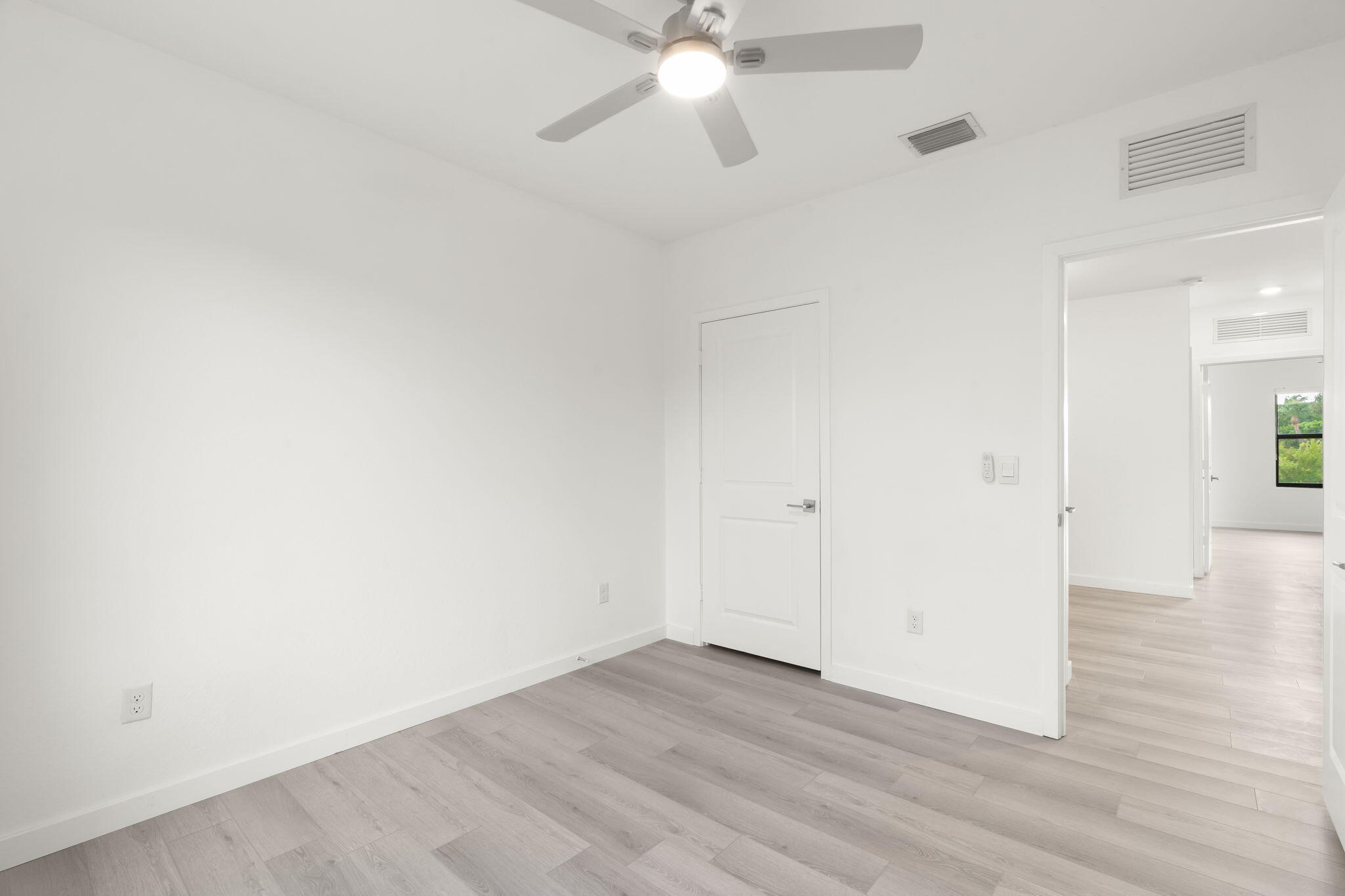 21-web-or-mls-529 NW 17th St, Fort Laude
