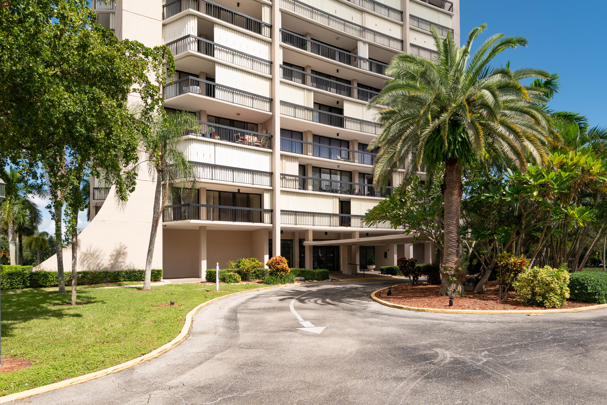 Clark 2425 Presidential Way 201-003