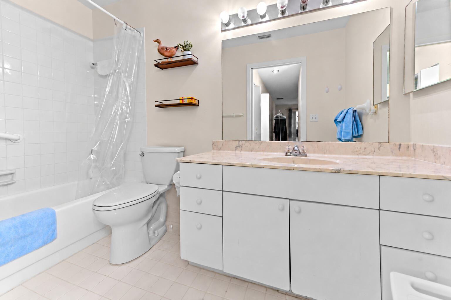 13_Bathroom_tub_and_full_vanity_EDITED