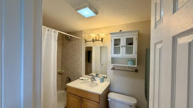 Bathroom w Tub & Shower