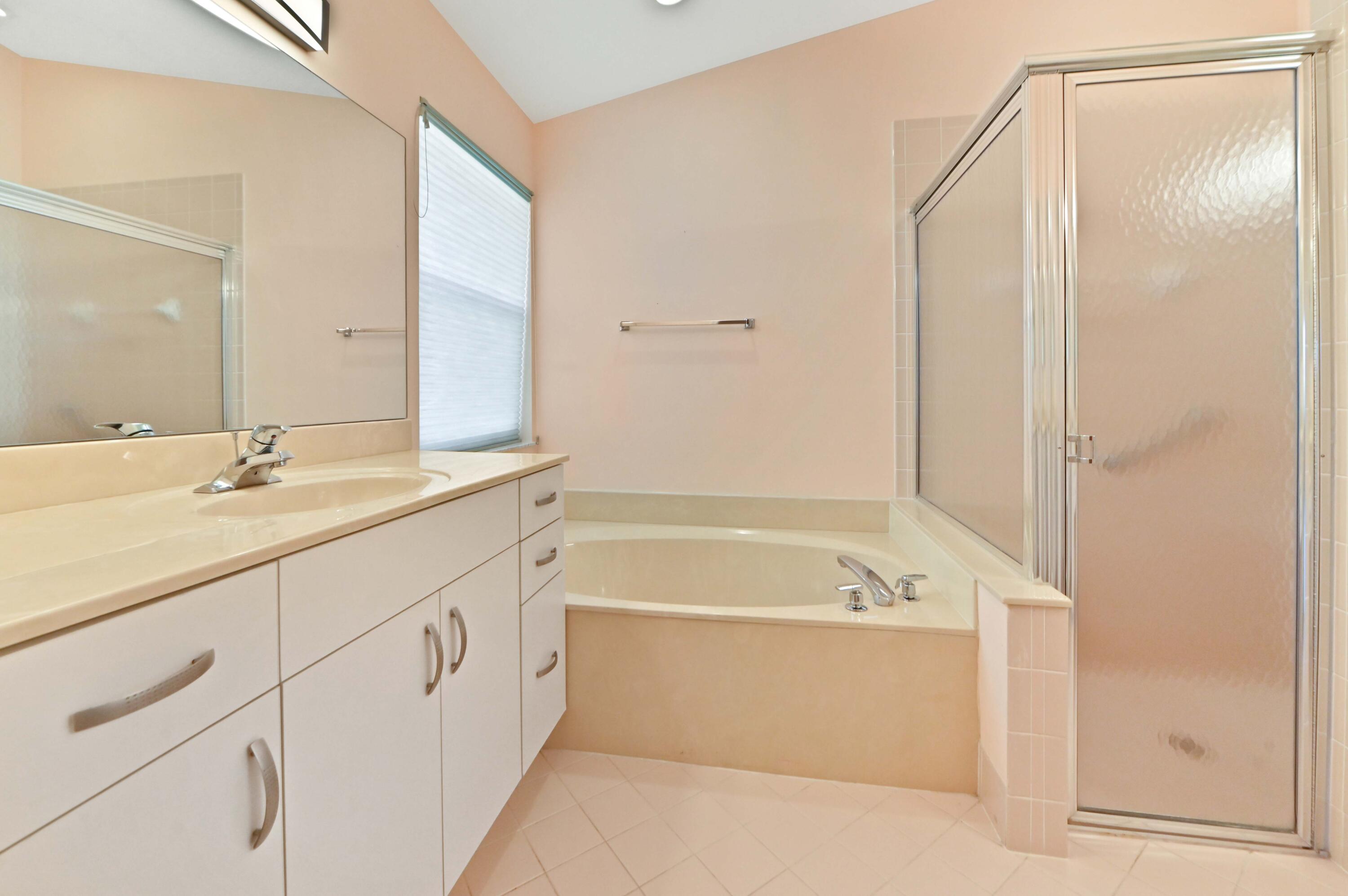 28 Bathroom 04
