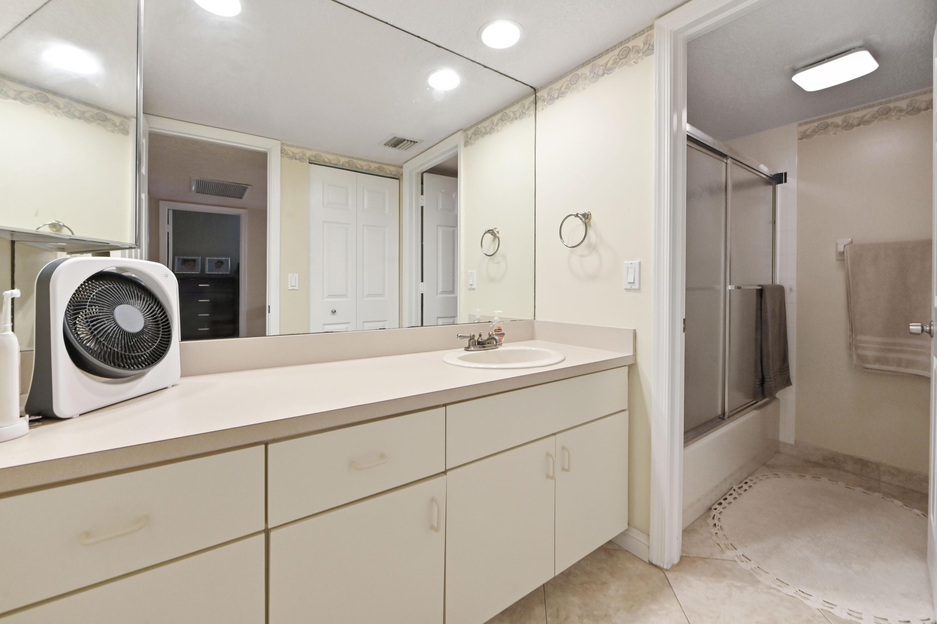 19 Bathroom 02