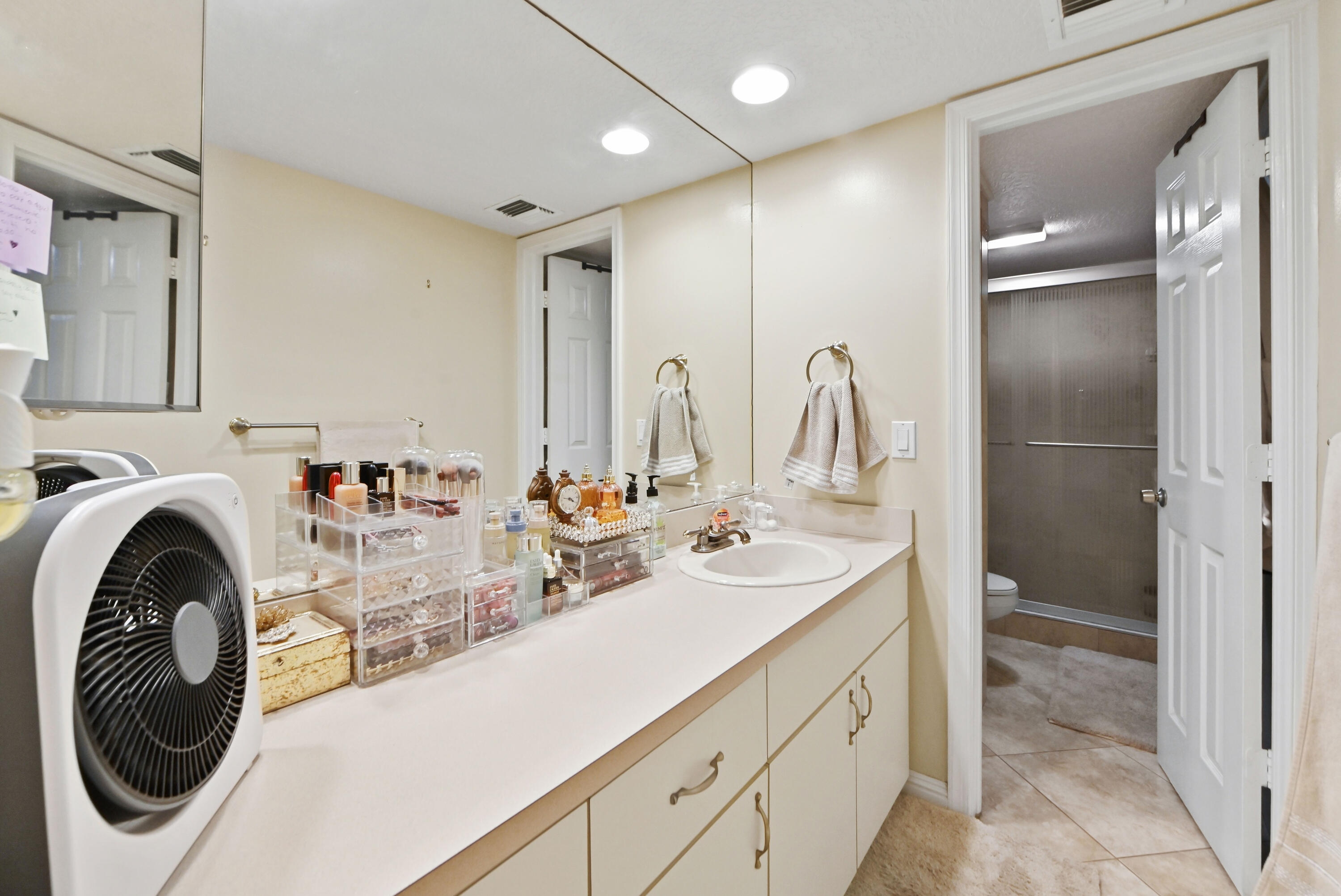 22 Bathroom 03