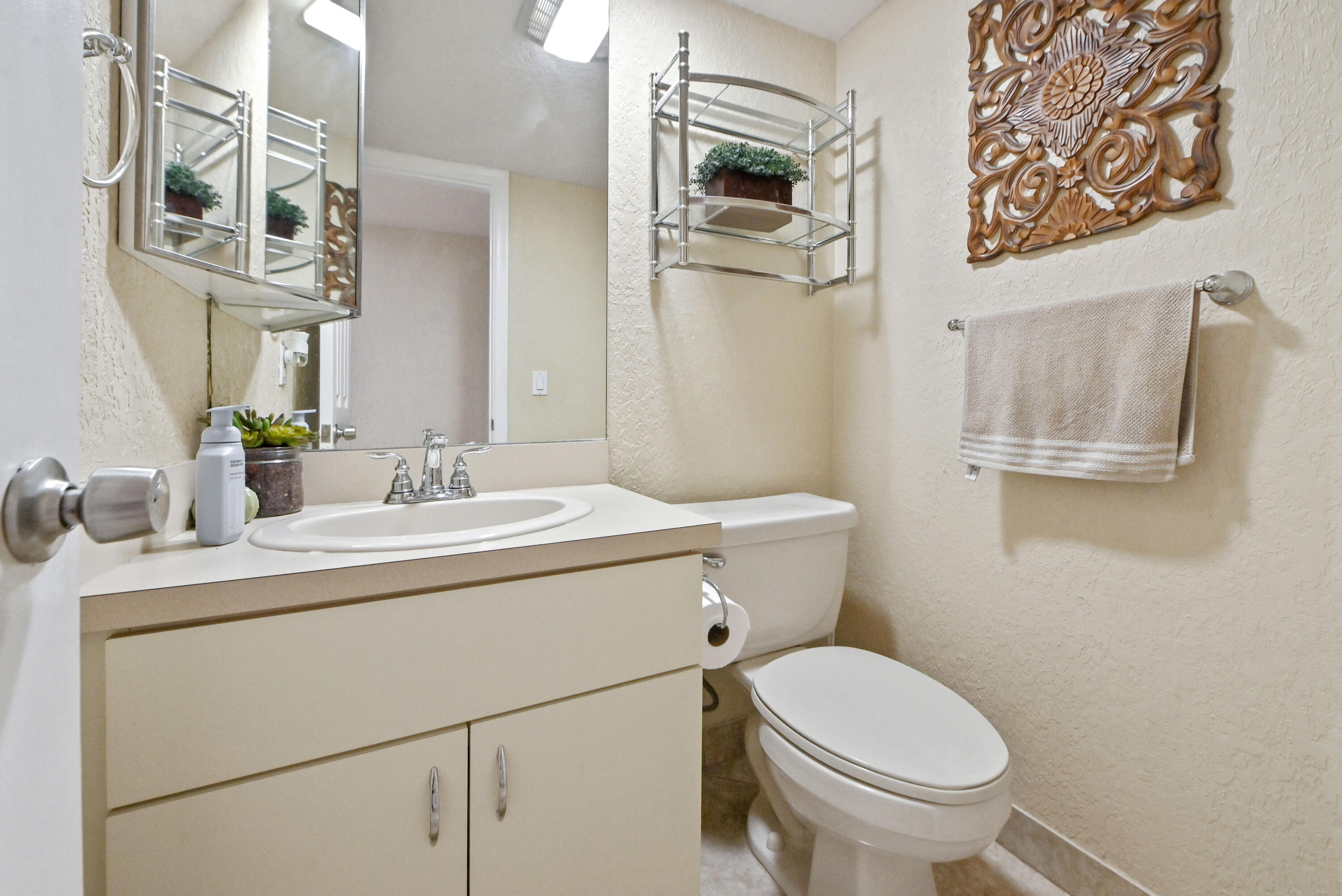 12 Bathroom 01