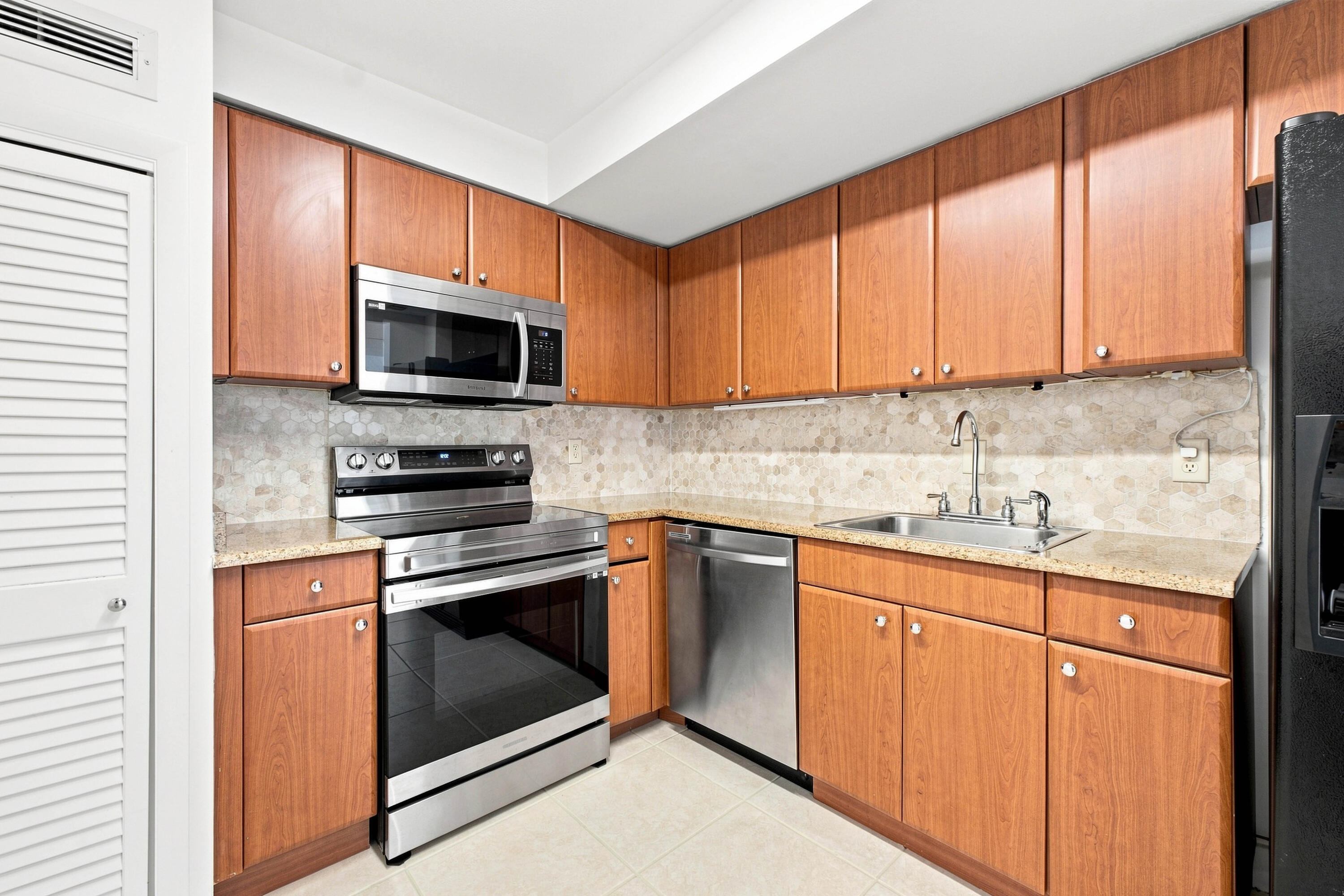 1900 S Ocean Blvd 10G_002