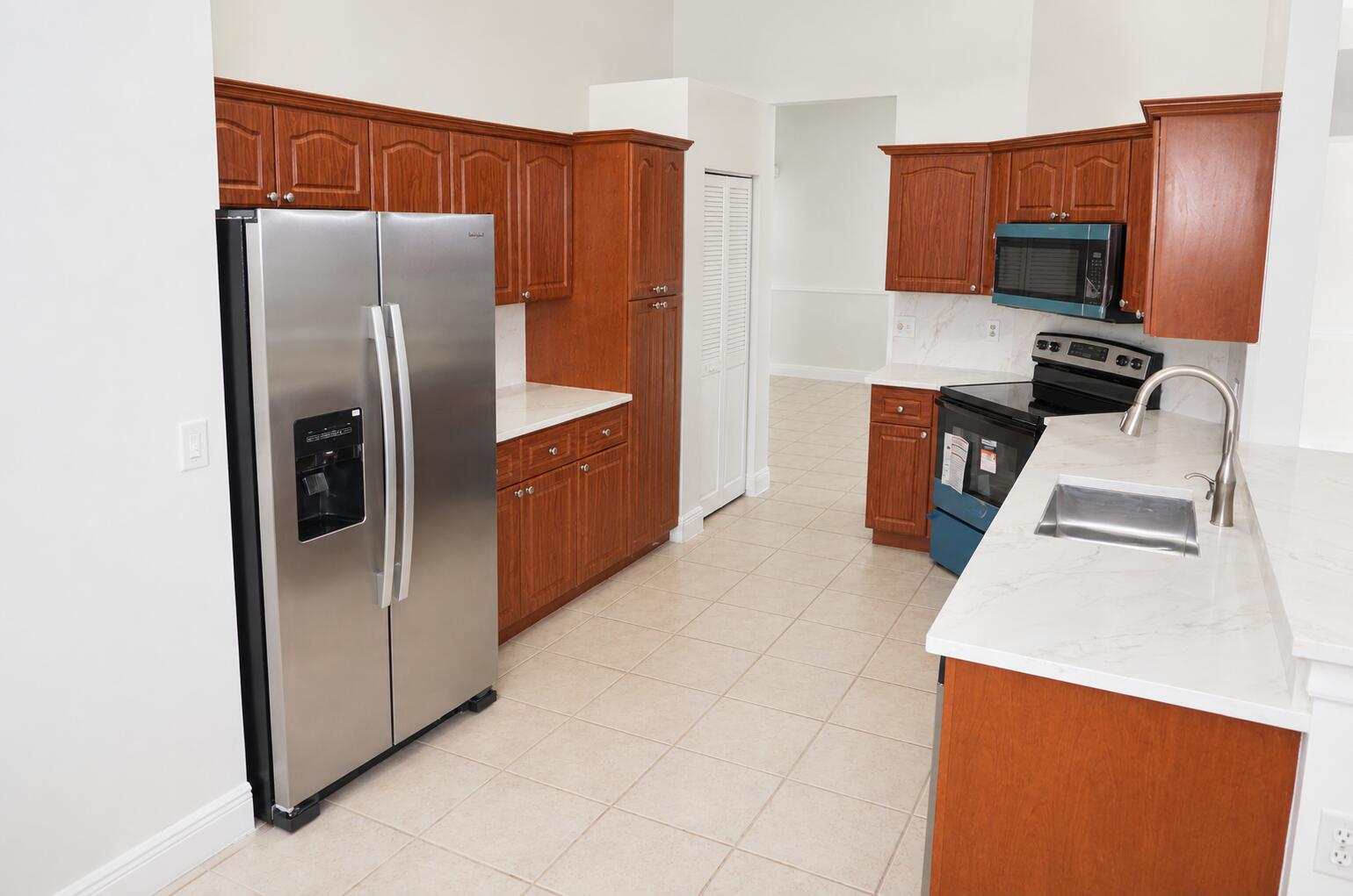 Bright Modern Kitchen with Warm Wood Cab Bright Modern Kitchen with Warm Wood Cab