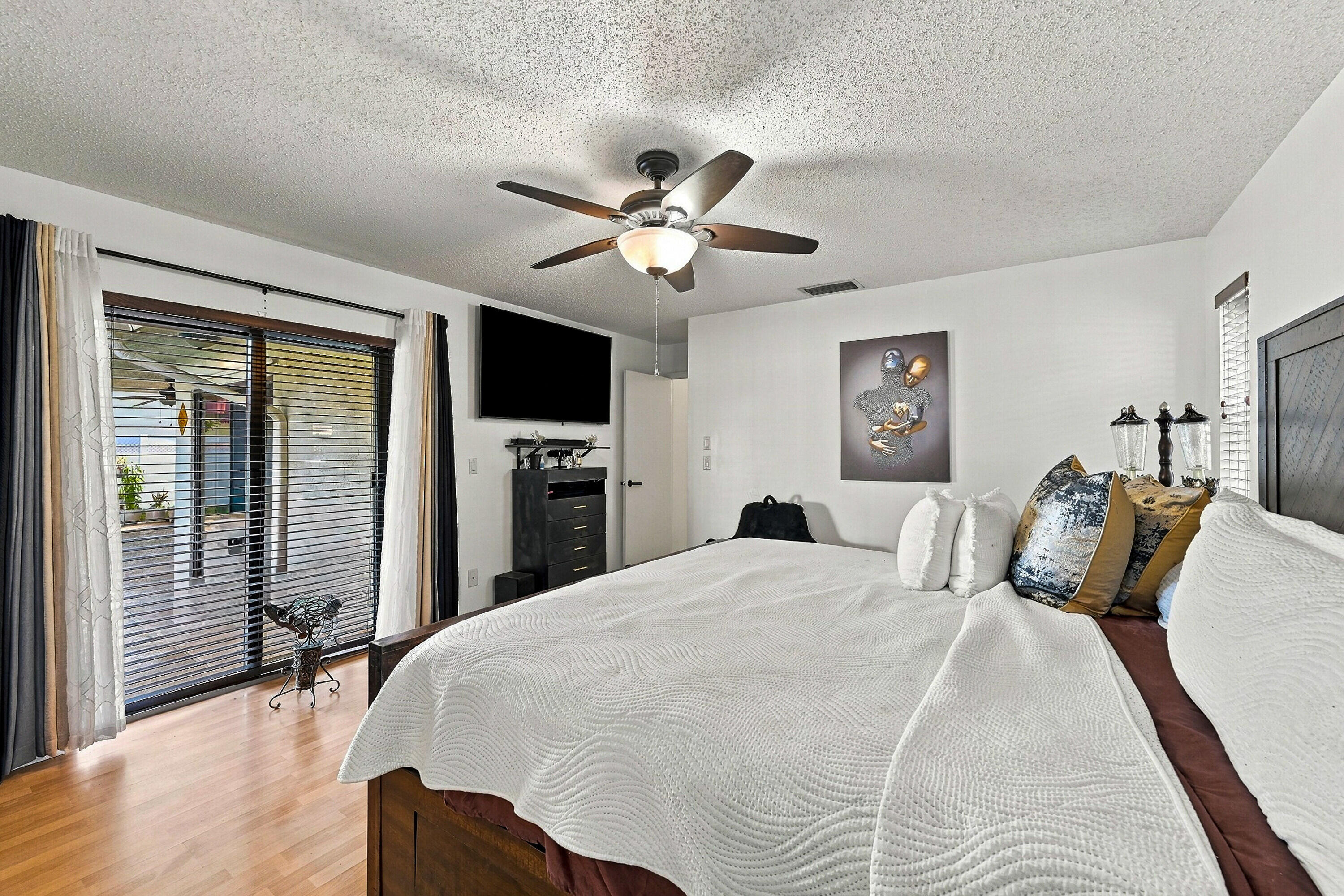21_primary bedroom