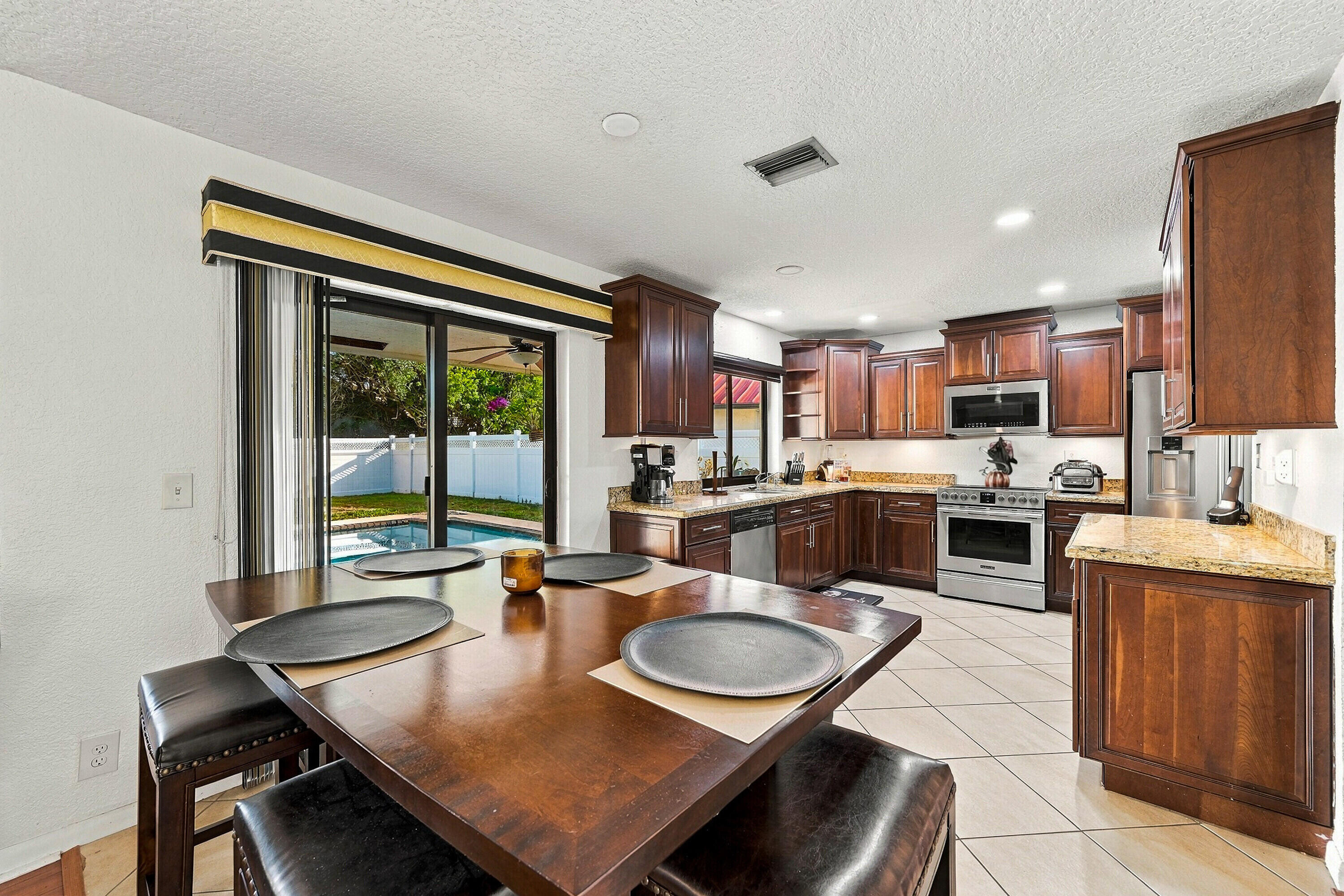 11_kitchen dining