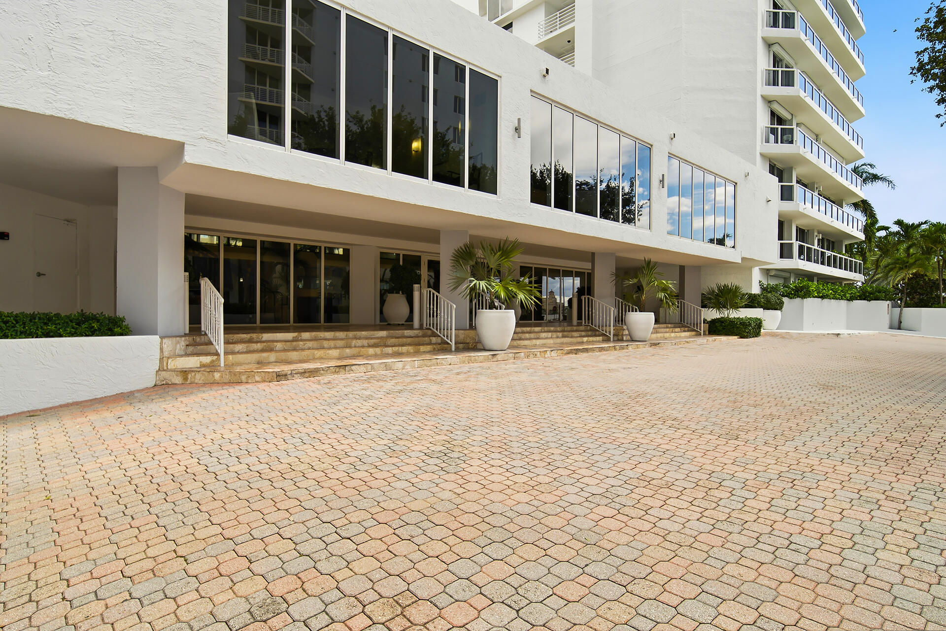 1617-N-FLAGLER-DR-603-33407-033