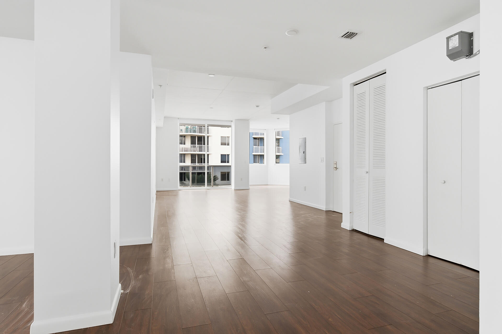 1617-N-FLAGLER-DR-603-33407-011
