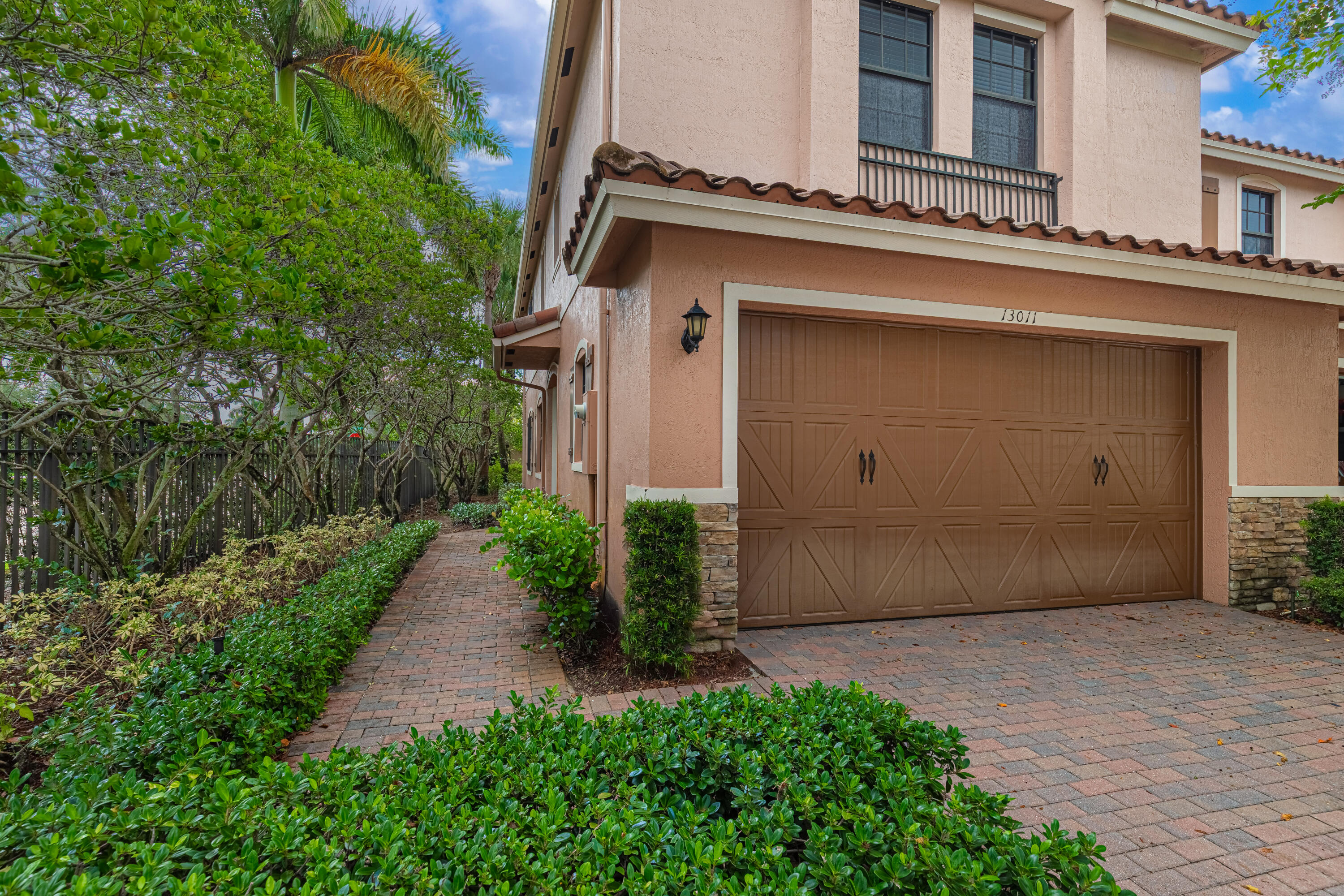Covered entryway and private walkway!