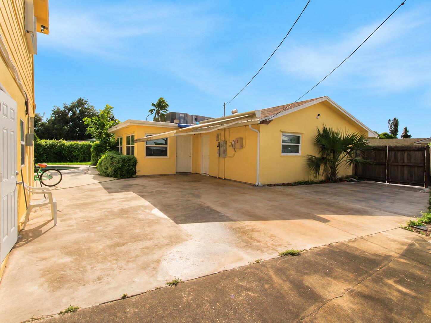 Tidy sunny yellow-sided patio home