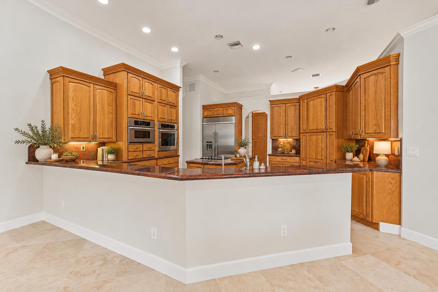 Warm Oak Kitchen with Mahogany Breakfast