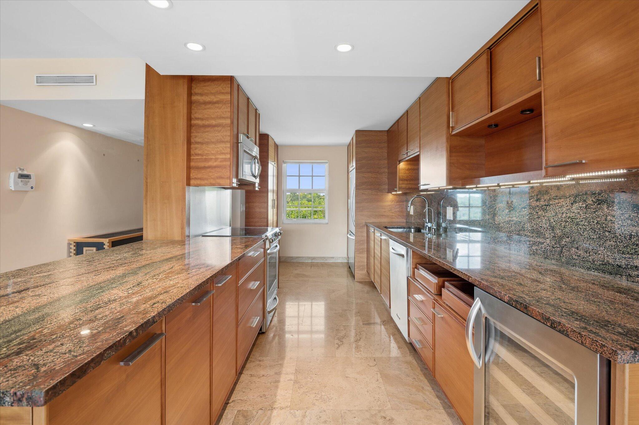 5 3900 O Kitchen 2