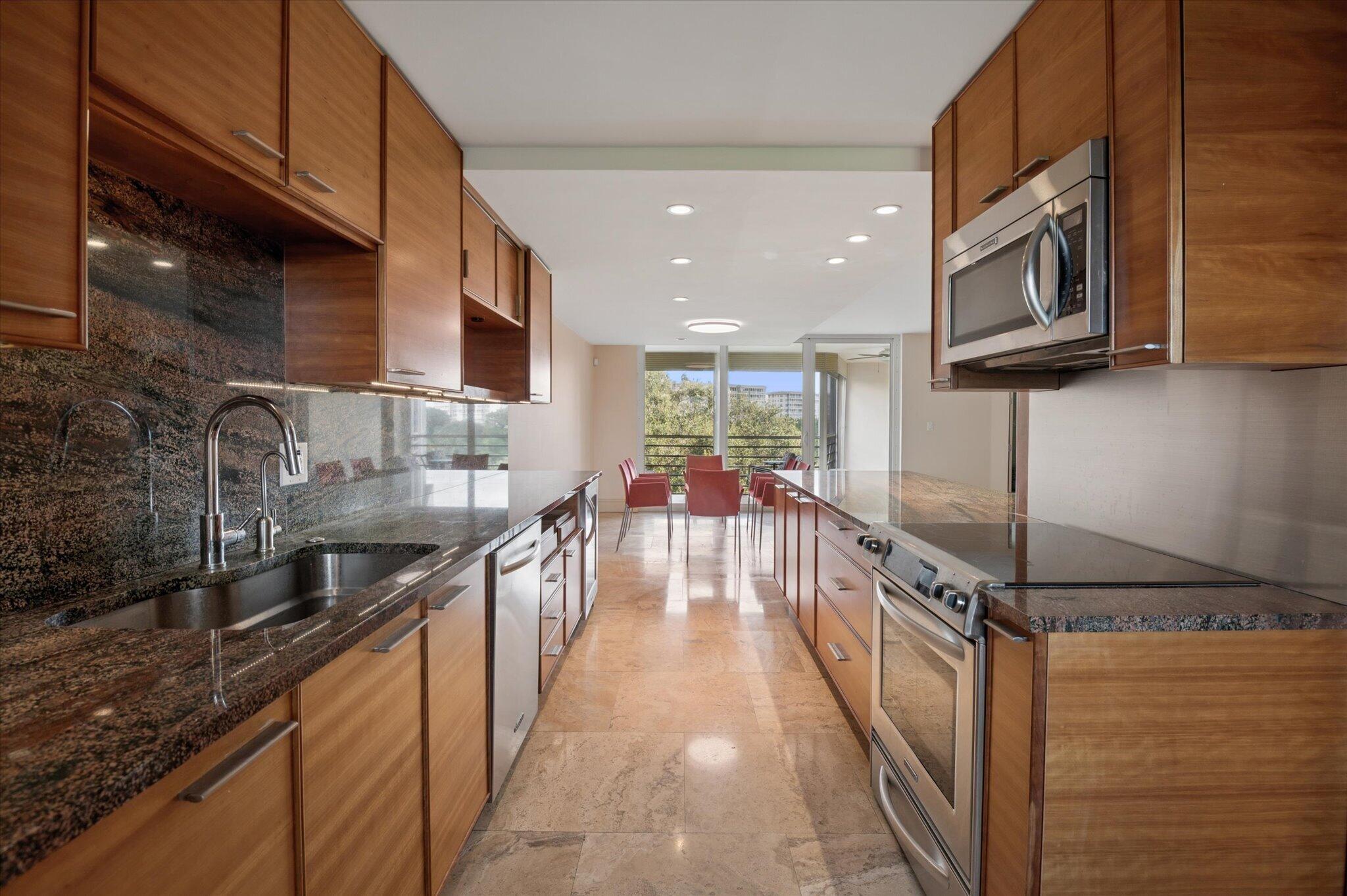 6 3900 O Kitchen to Slider