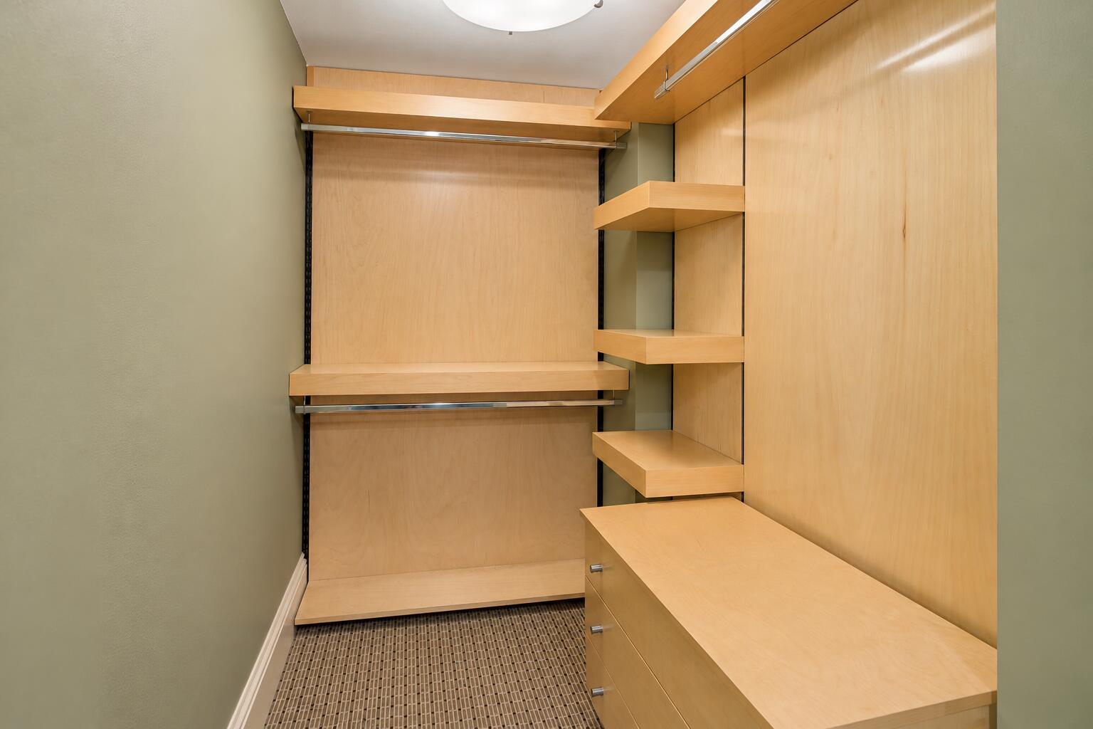 8 F 3900 O Prim Suite Closet staged