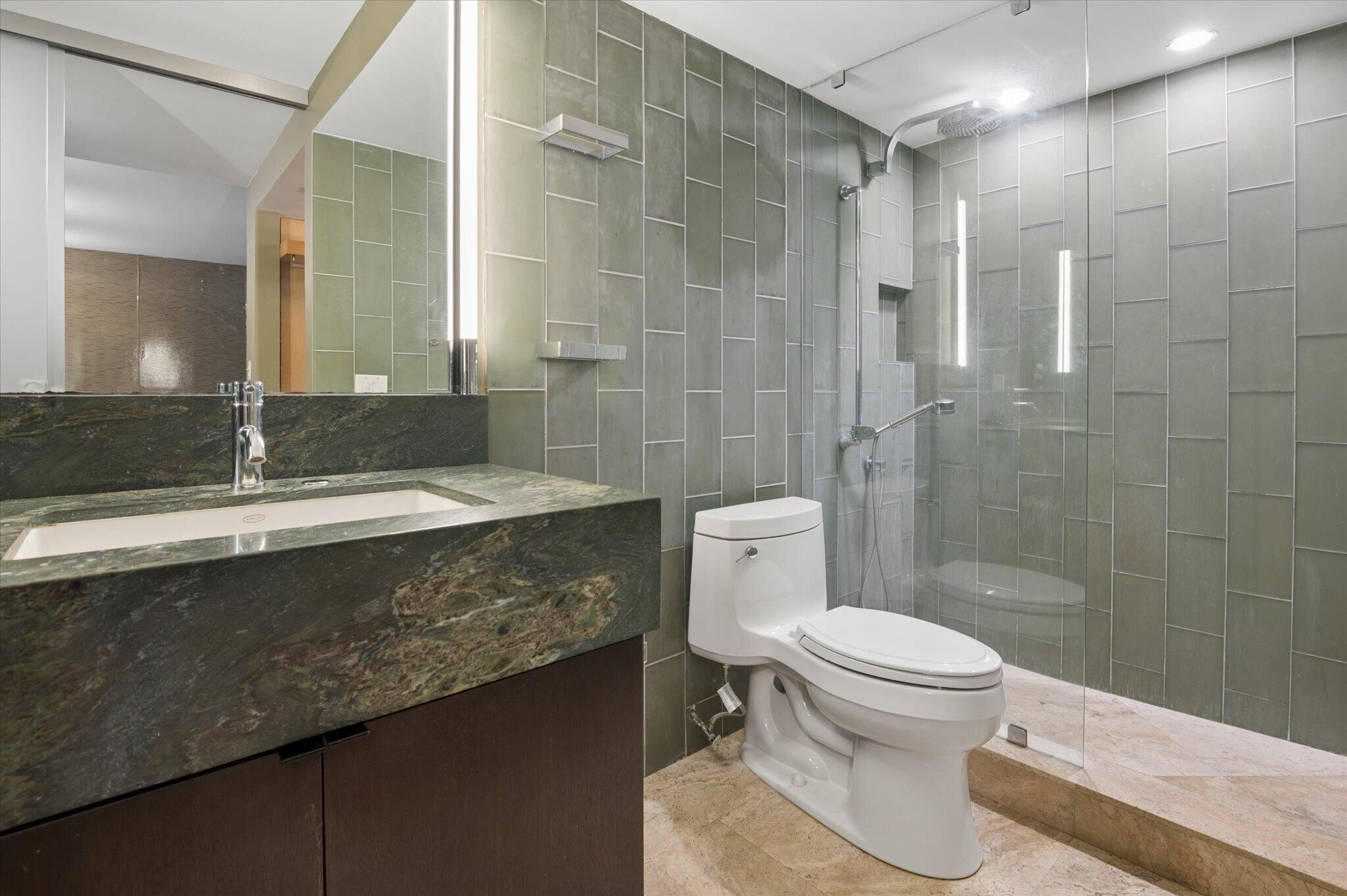 8 C 3900 O Prim Suite Bath