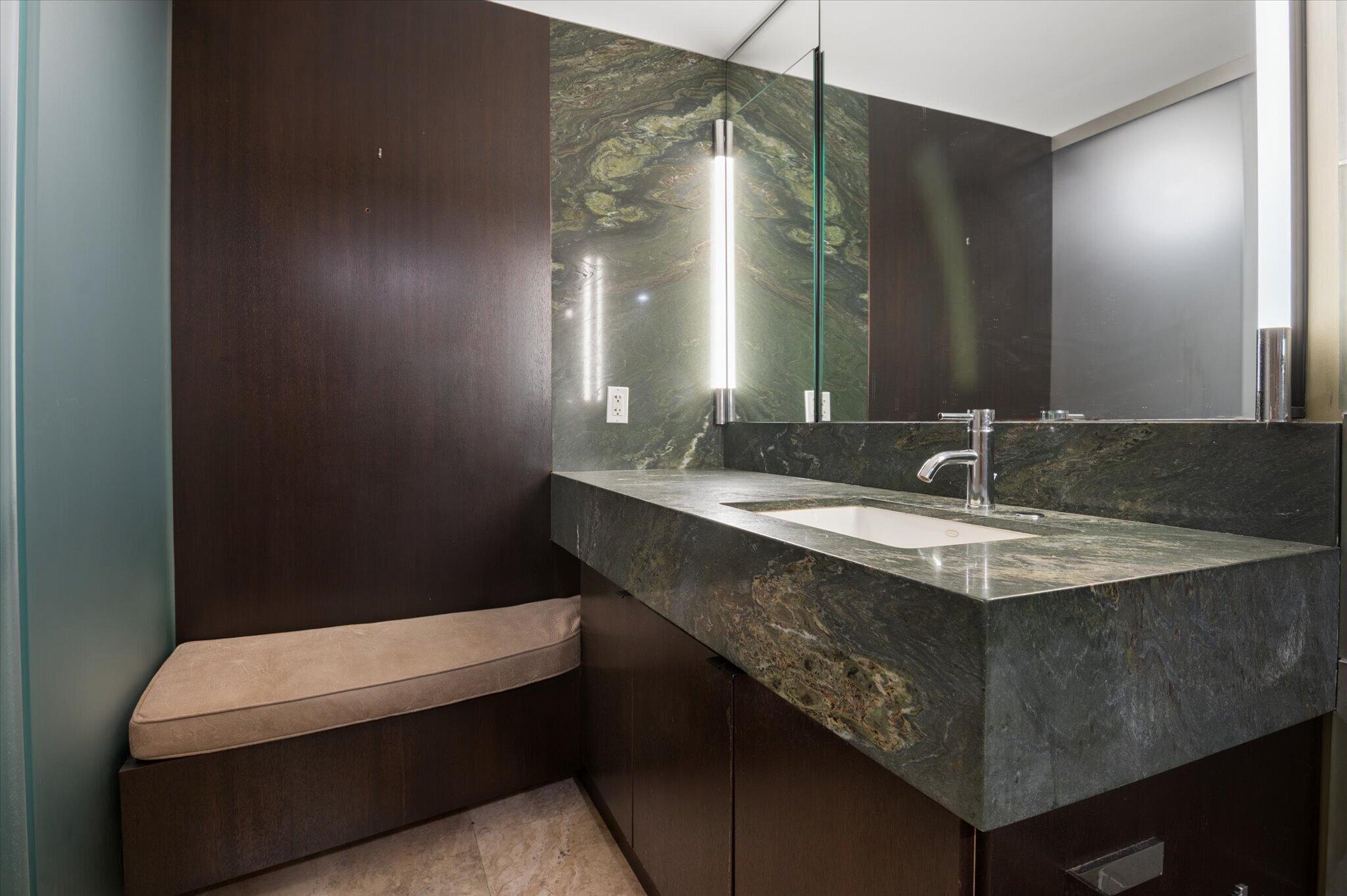 8 D 3900 O Prim Suite Bath 2