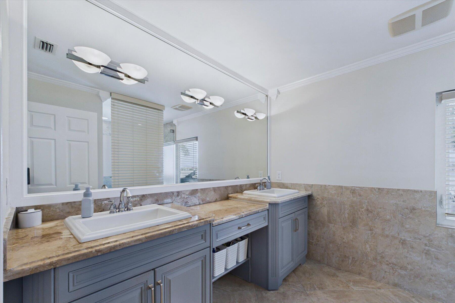 Primary Bath w Double Vanity
