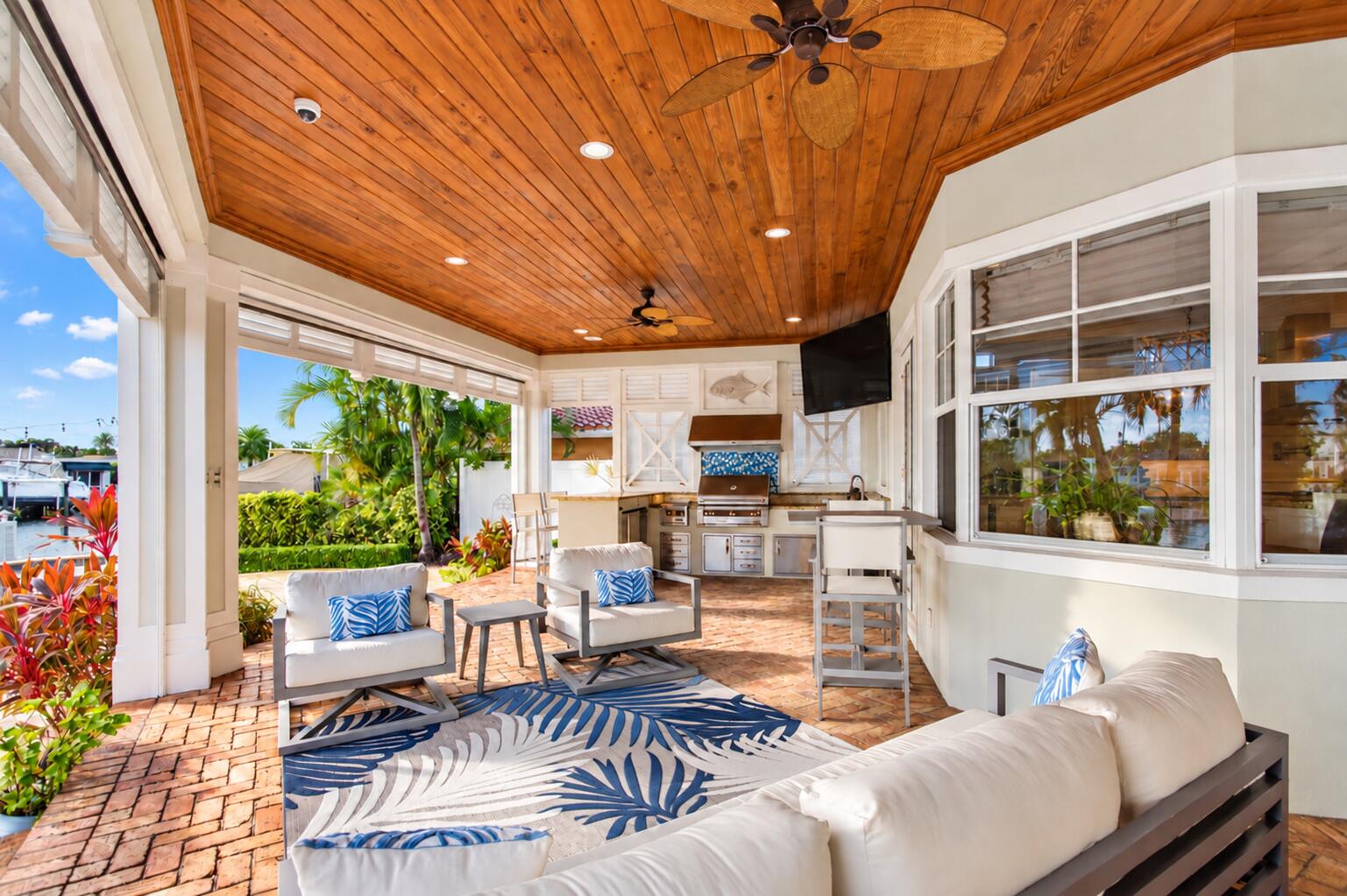 Luxurious Tropical Waterfront Lanai