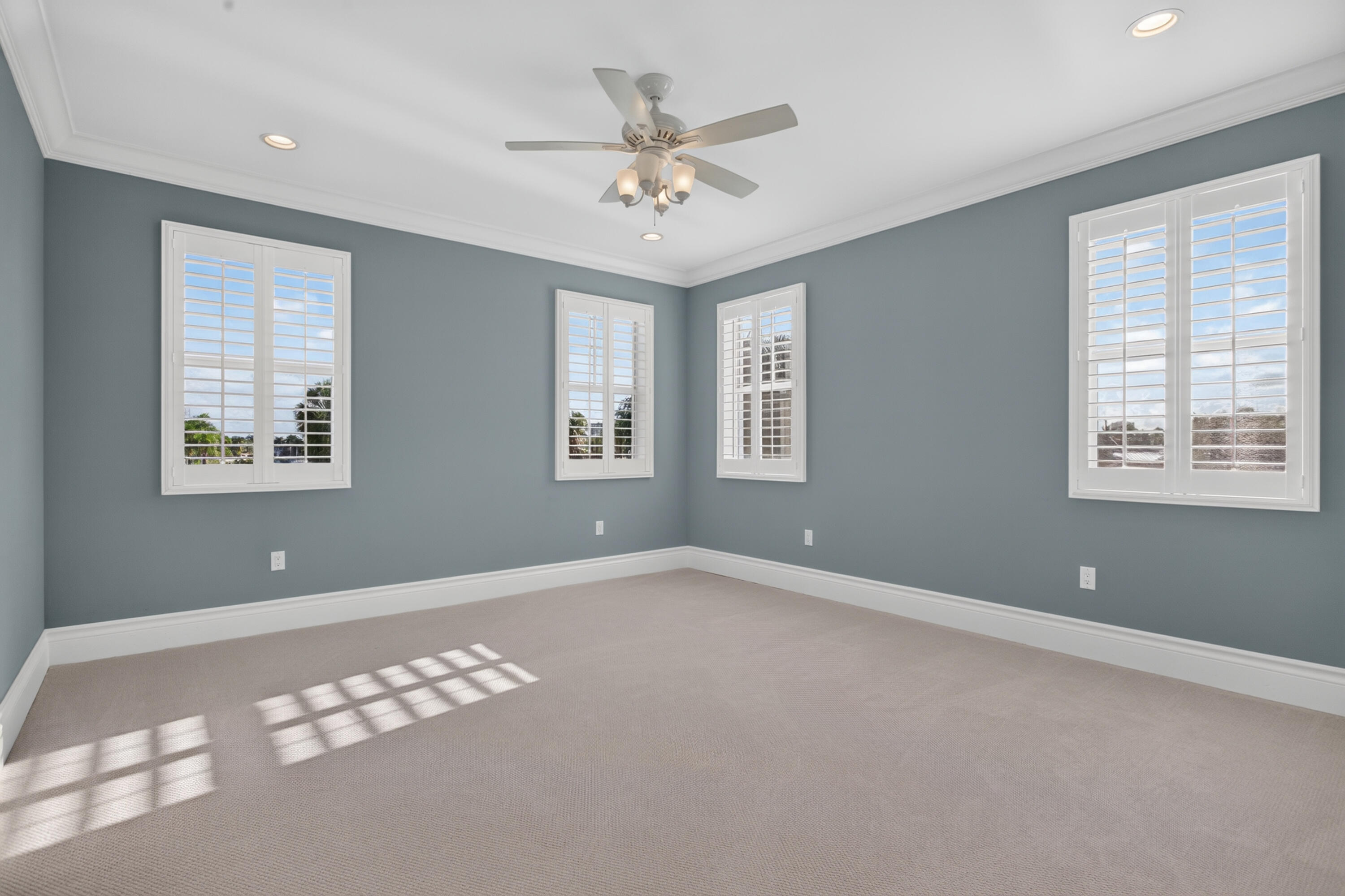 Large En-suite 3rd bedroom located on second floor
