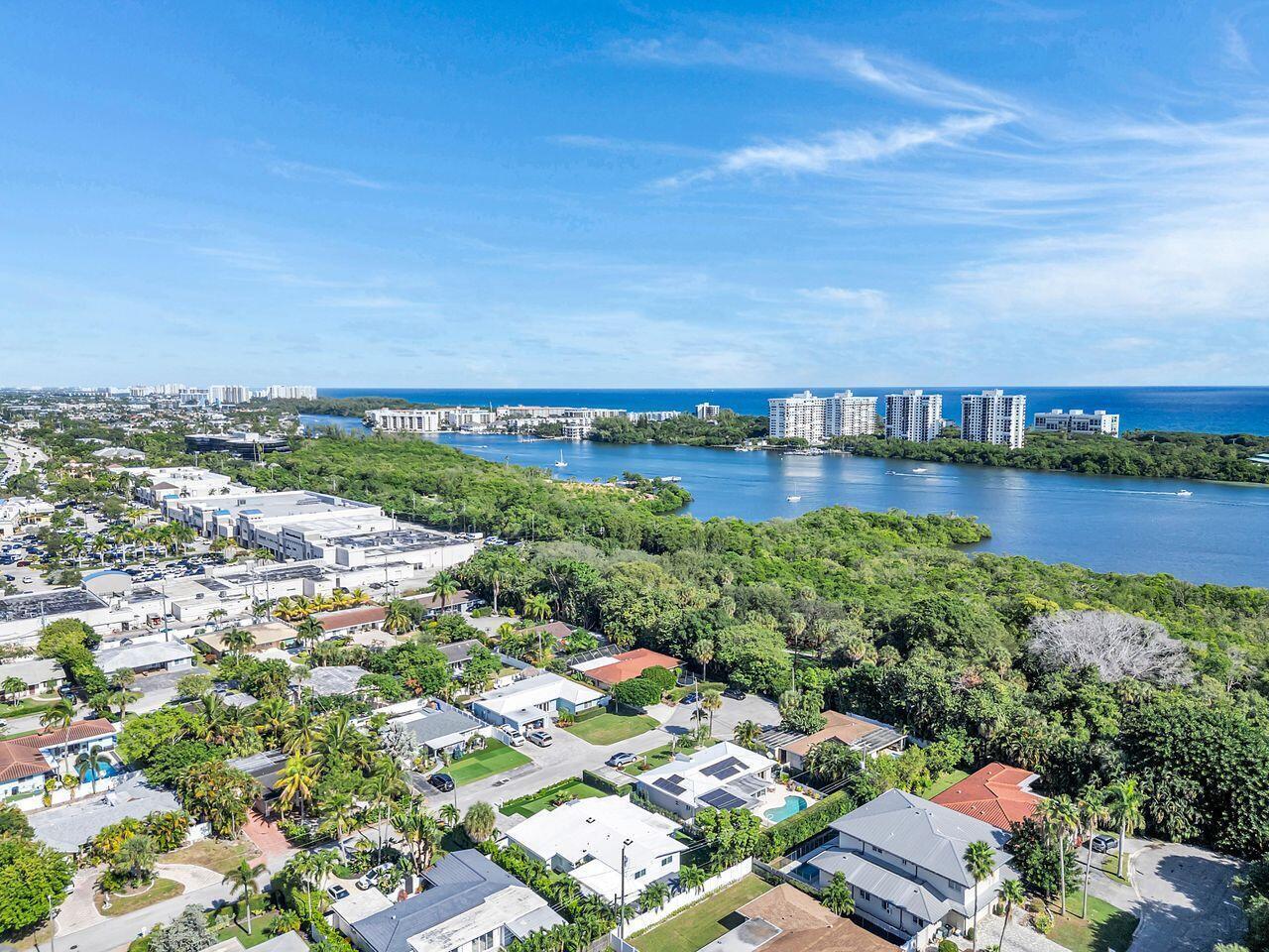Aerial med NE shopping center and Ocean