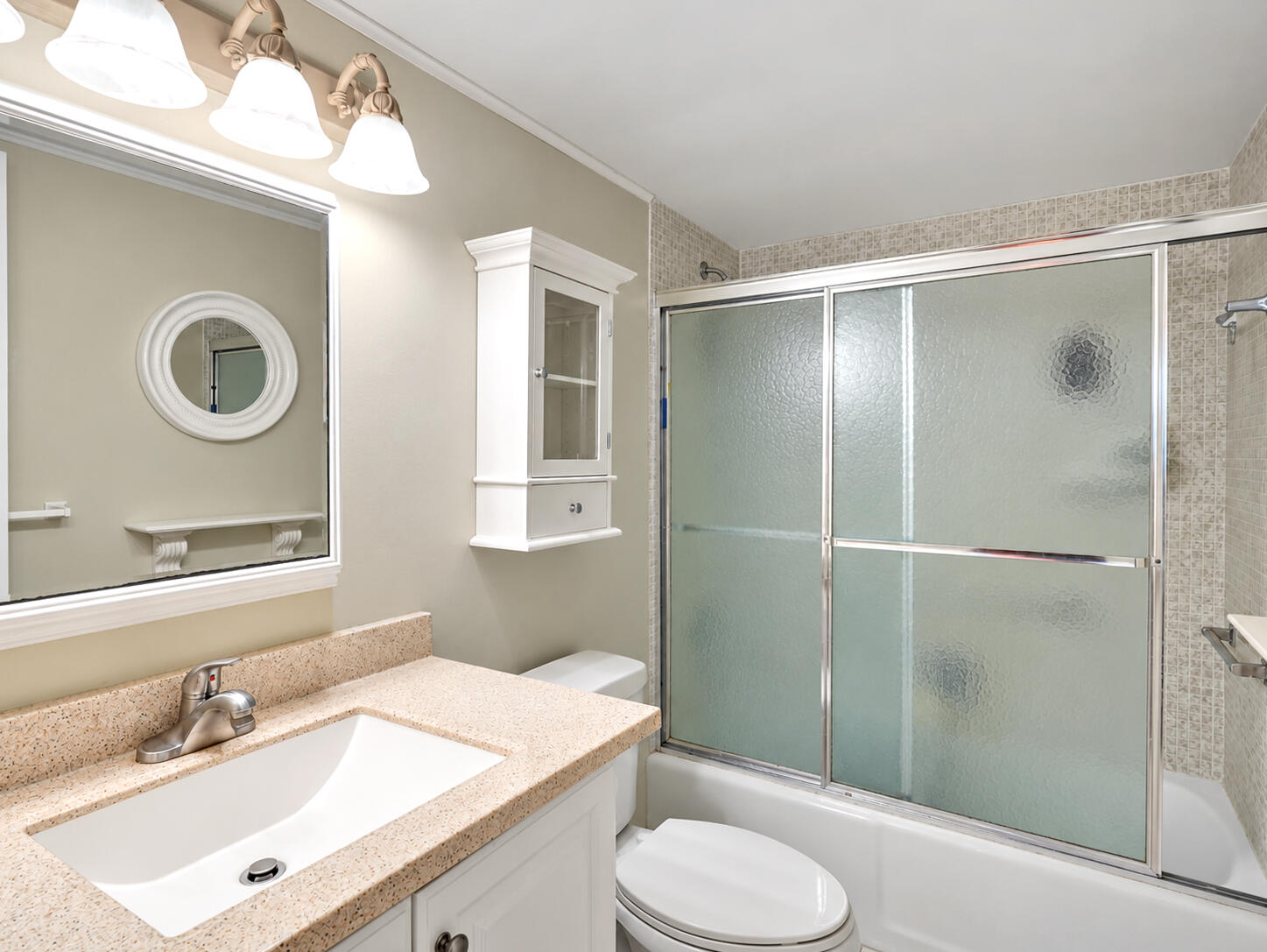 Ensuite bath with Tub and Shower Combination