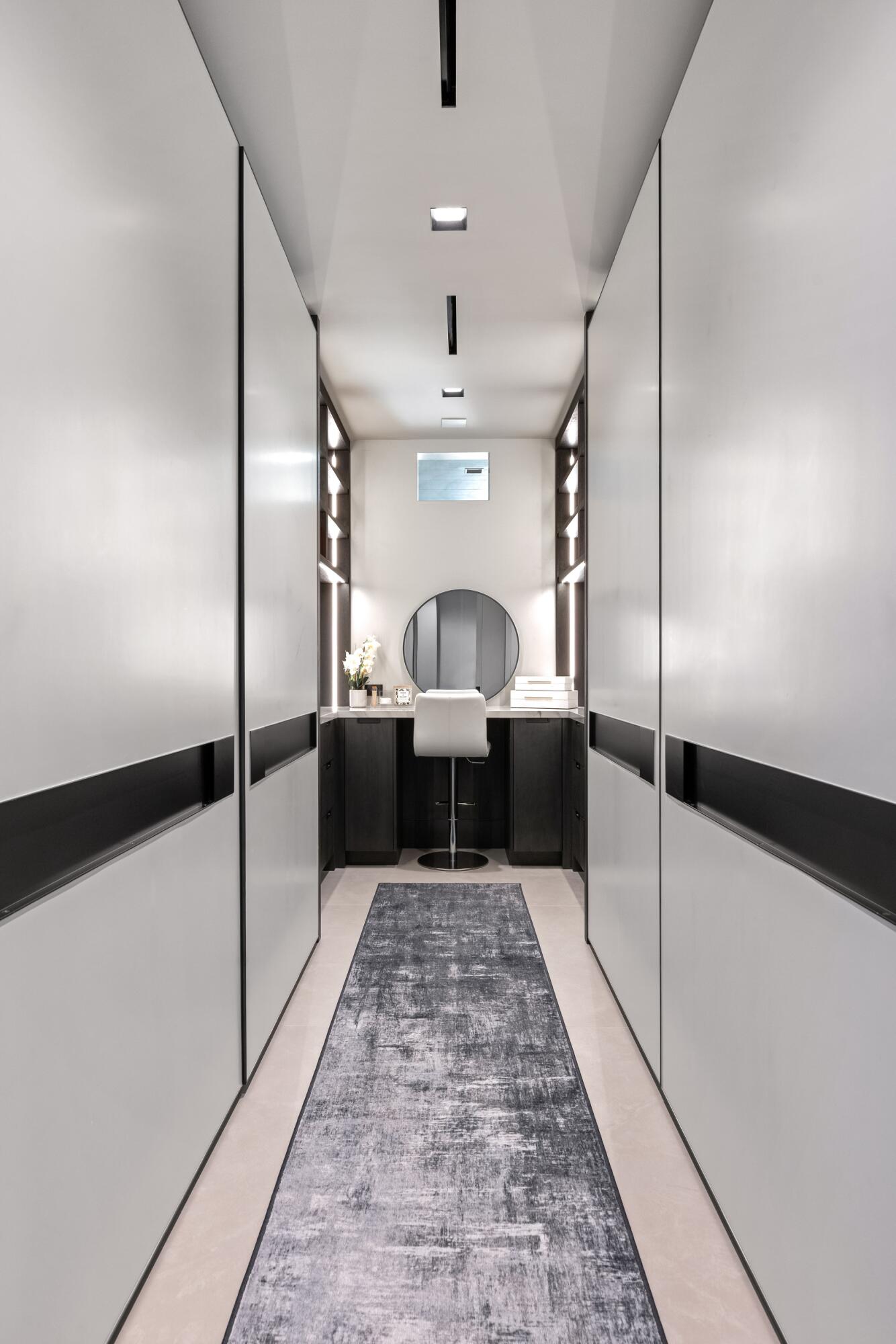 Master Closet 4