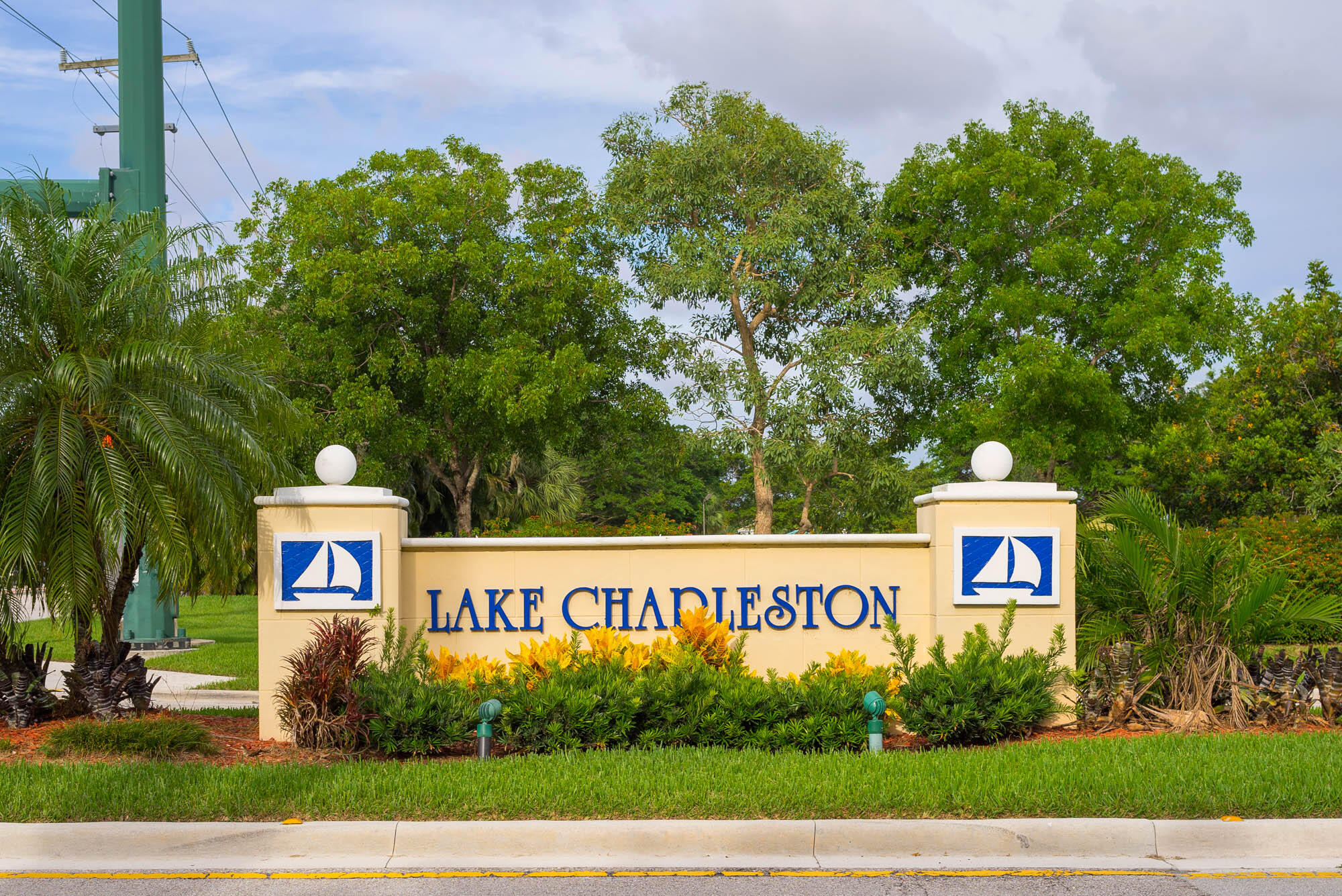 Lake Charleston (1) community-sign