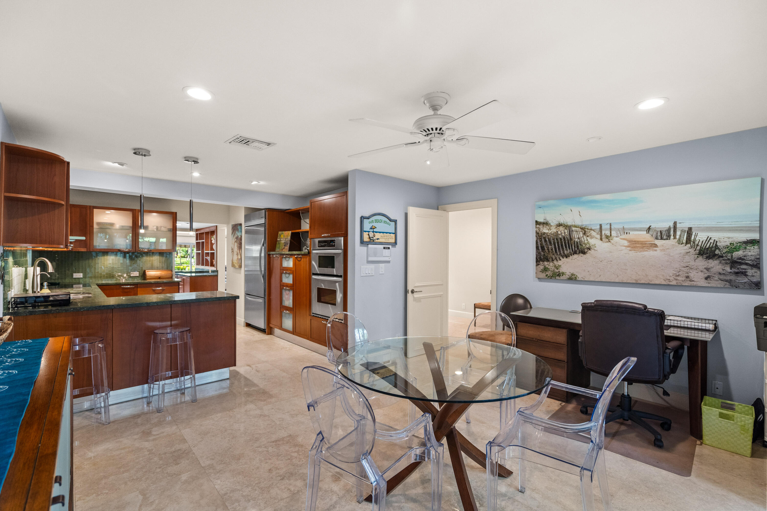 EAT-IN KITCHEN WITH OFFICE NOOK