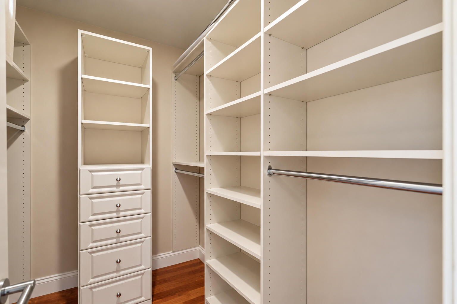 WALK-IN CLOSET