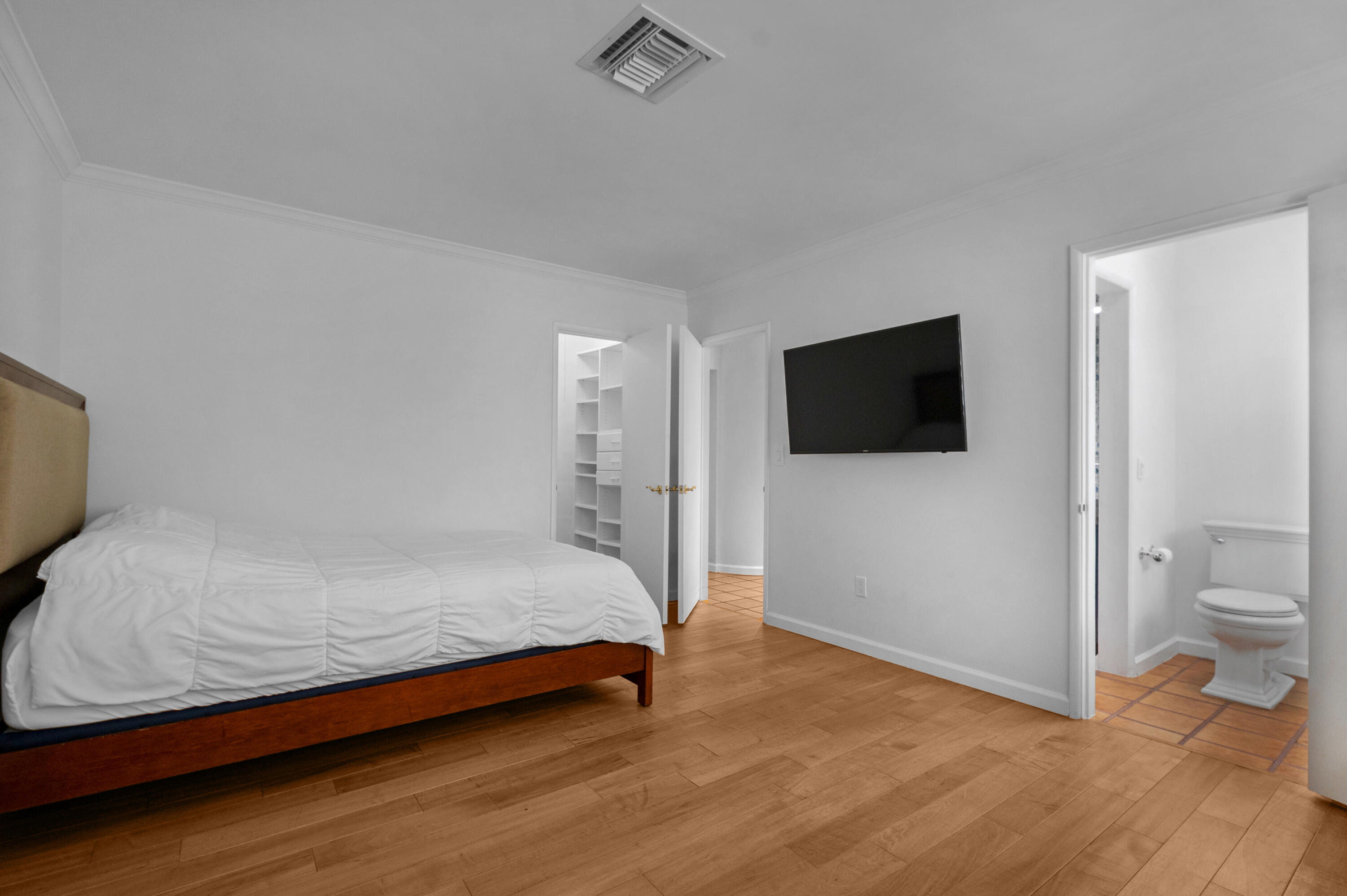 AccuTour_ 01 2110-ne-55th-st-017