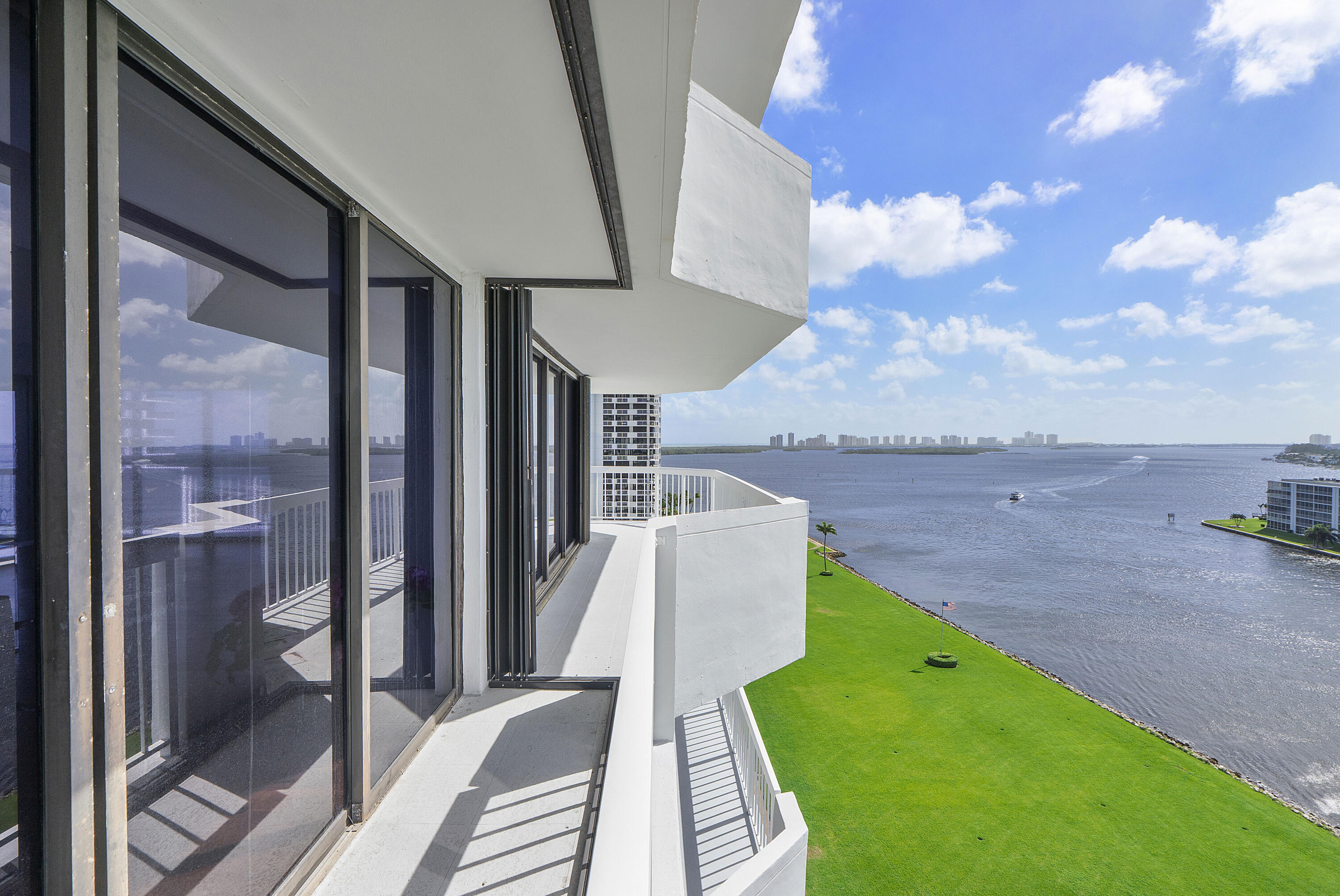 123 Lakeshore Dr u1143_051