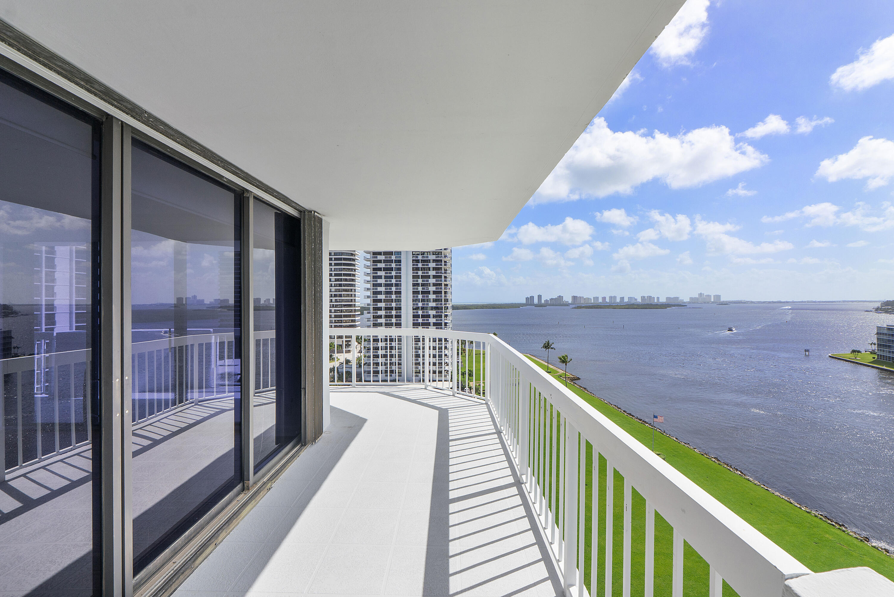 123 Lakeshore Dr u1143_053