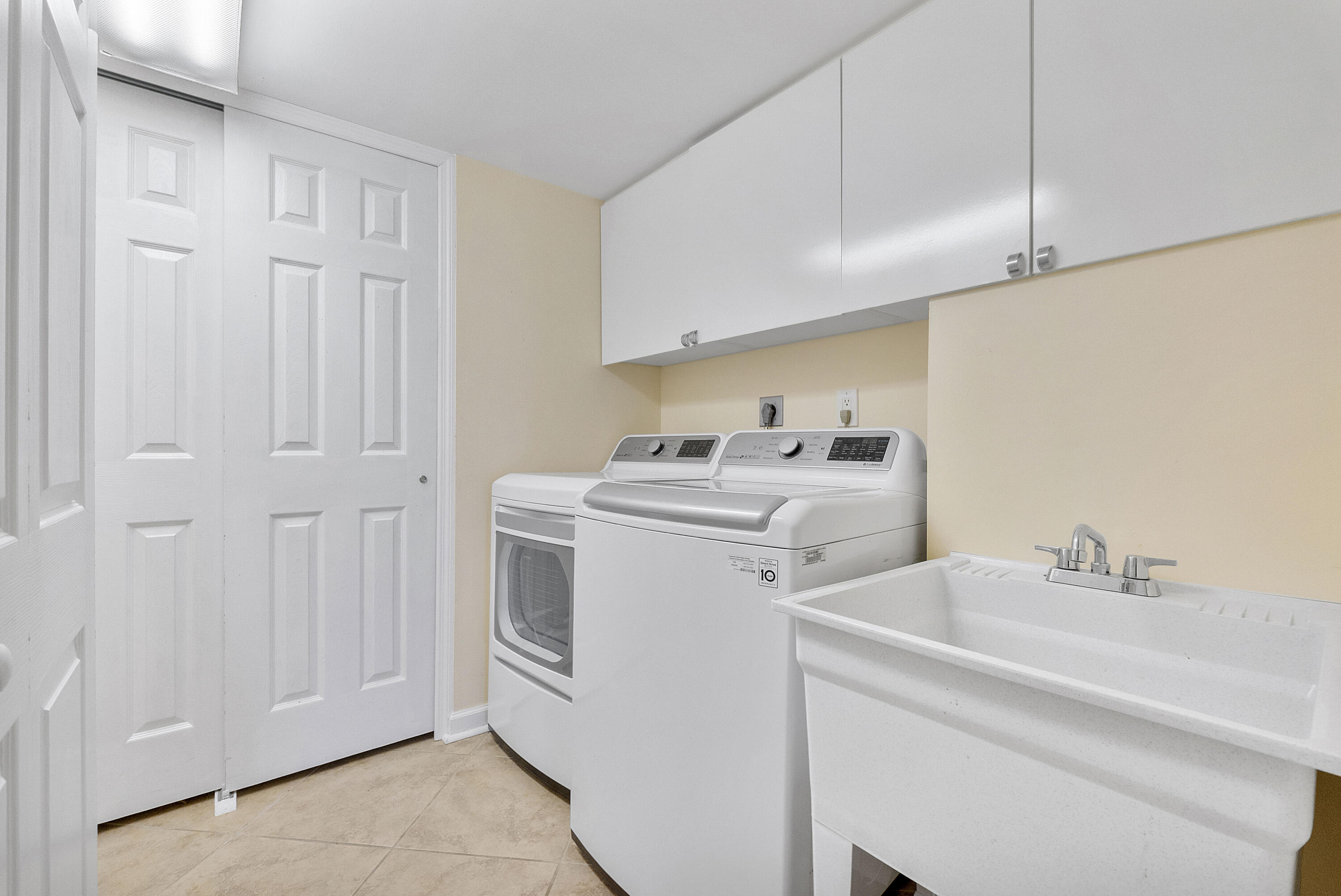 123 Lakeshore Dr u1143_048