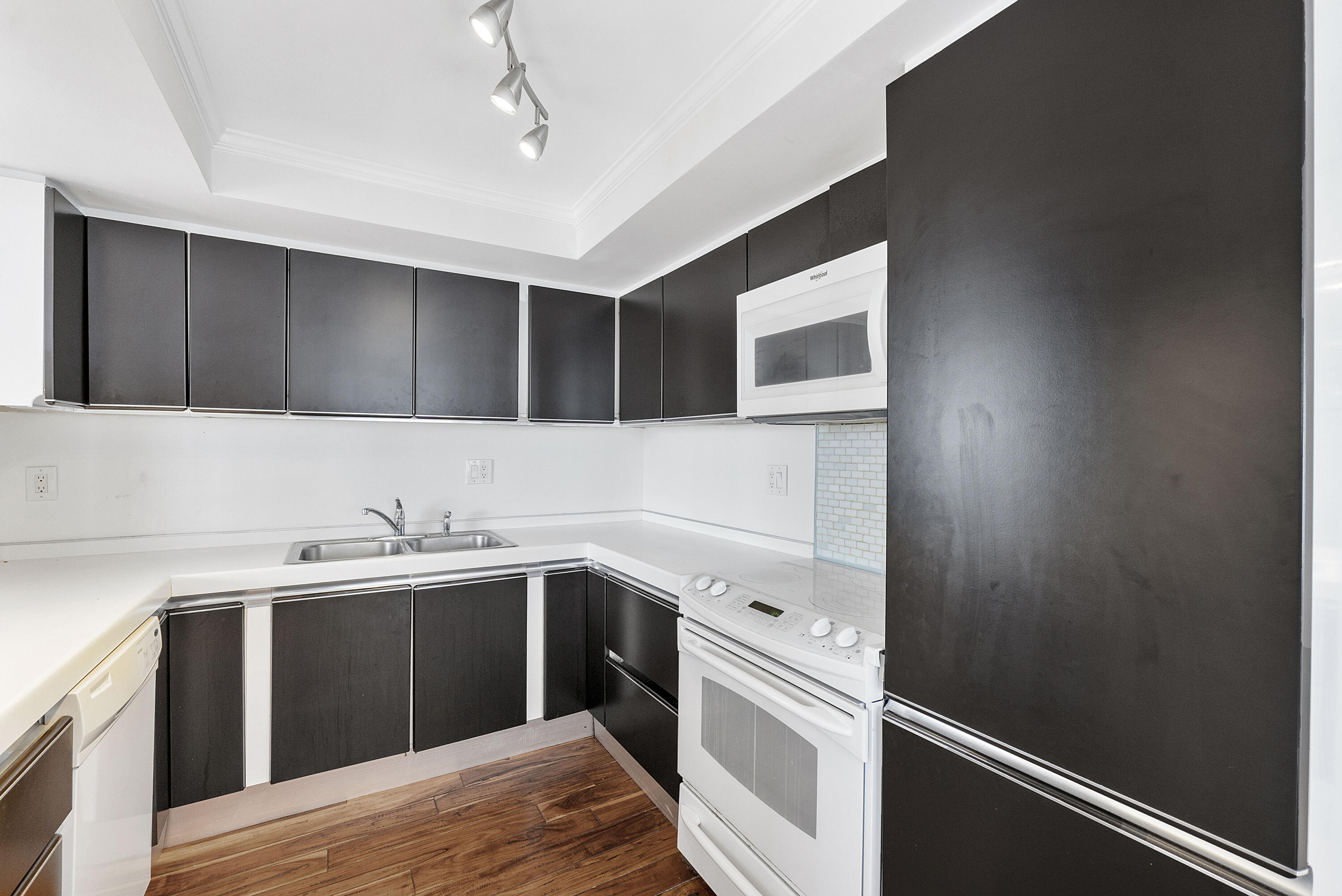 123 Lakeshore Dr u1143_021