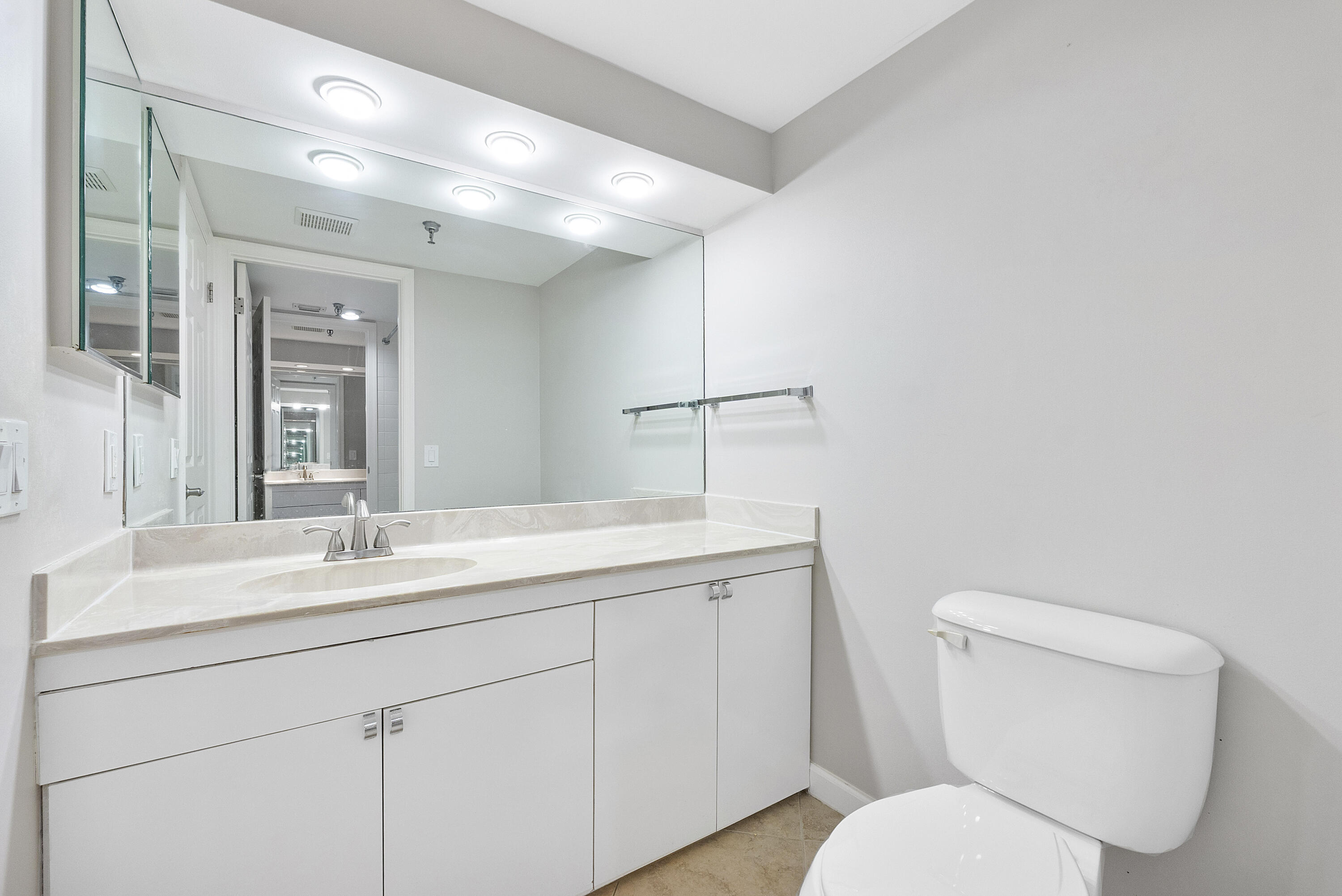 123 Lakeshore Dr u1143_026