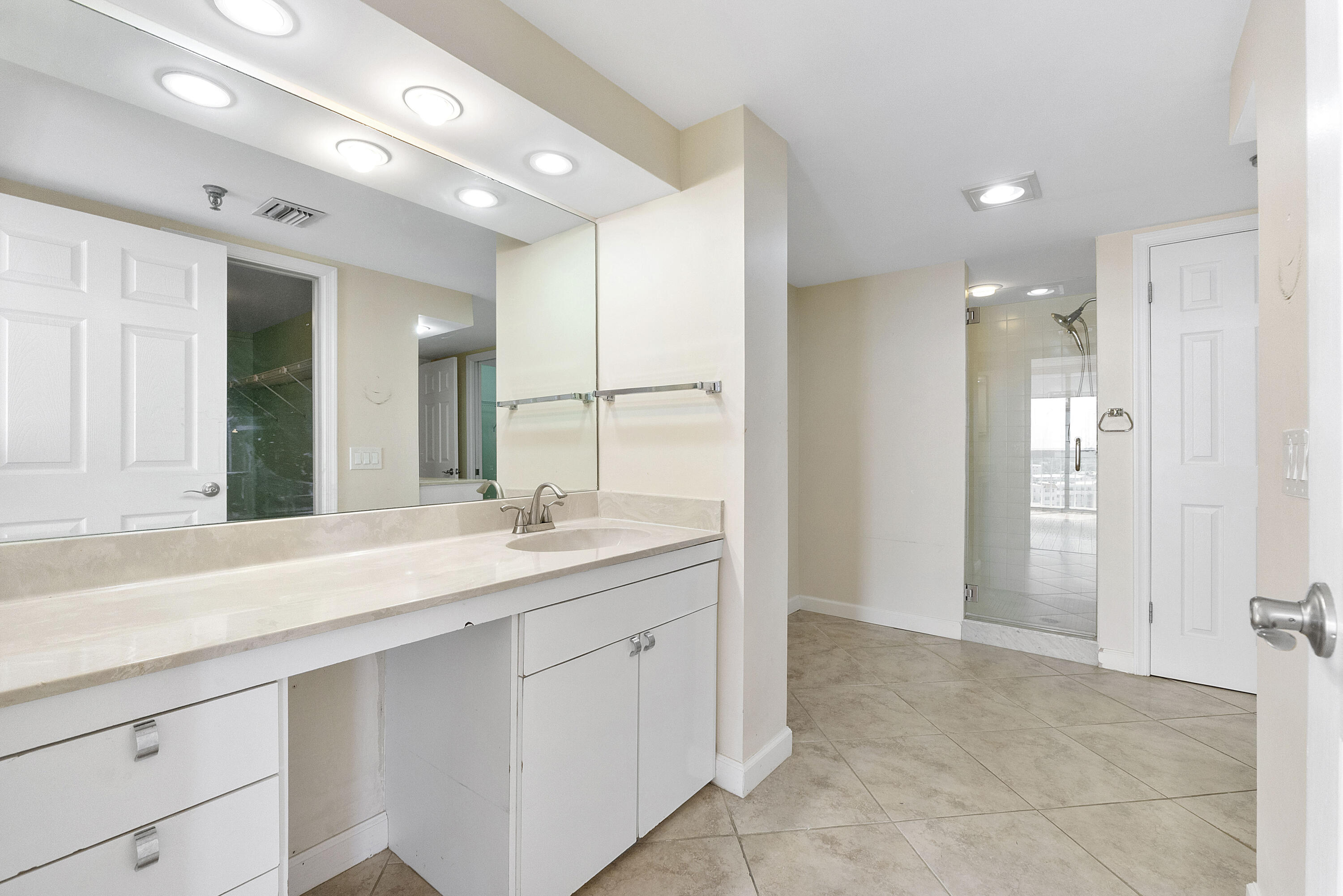 123 Lakeshore Dr u1143_040