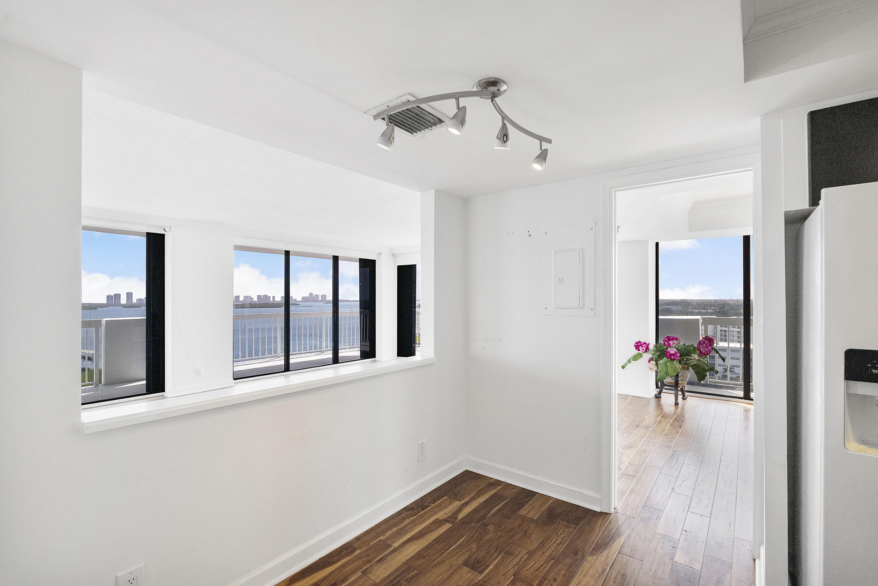 123 Lakeshore Dr u1143_018