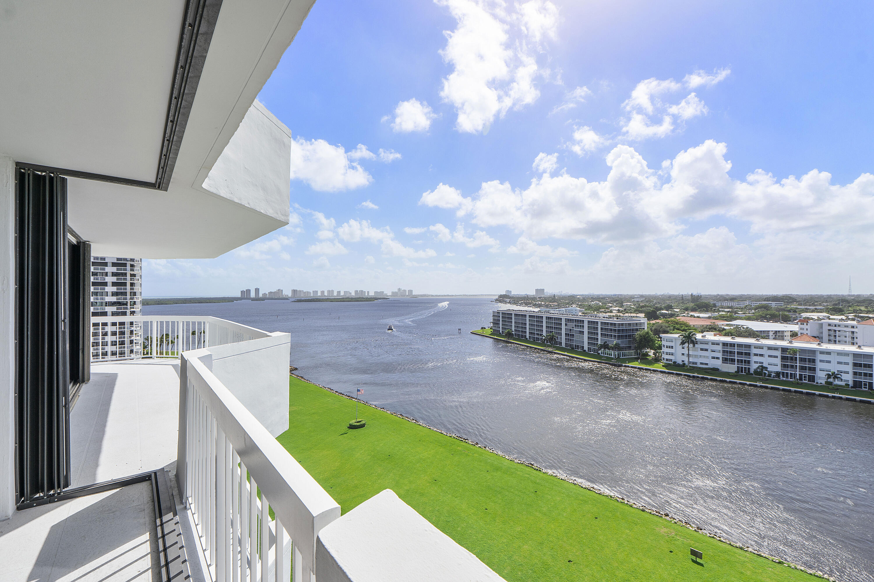 123 Lakeshore Dr u1143_050