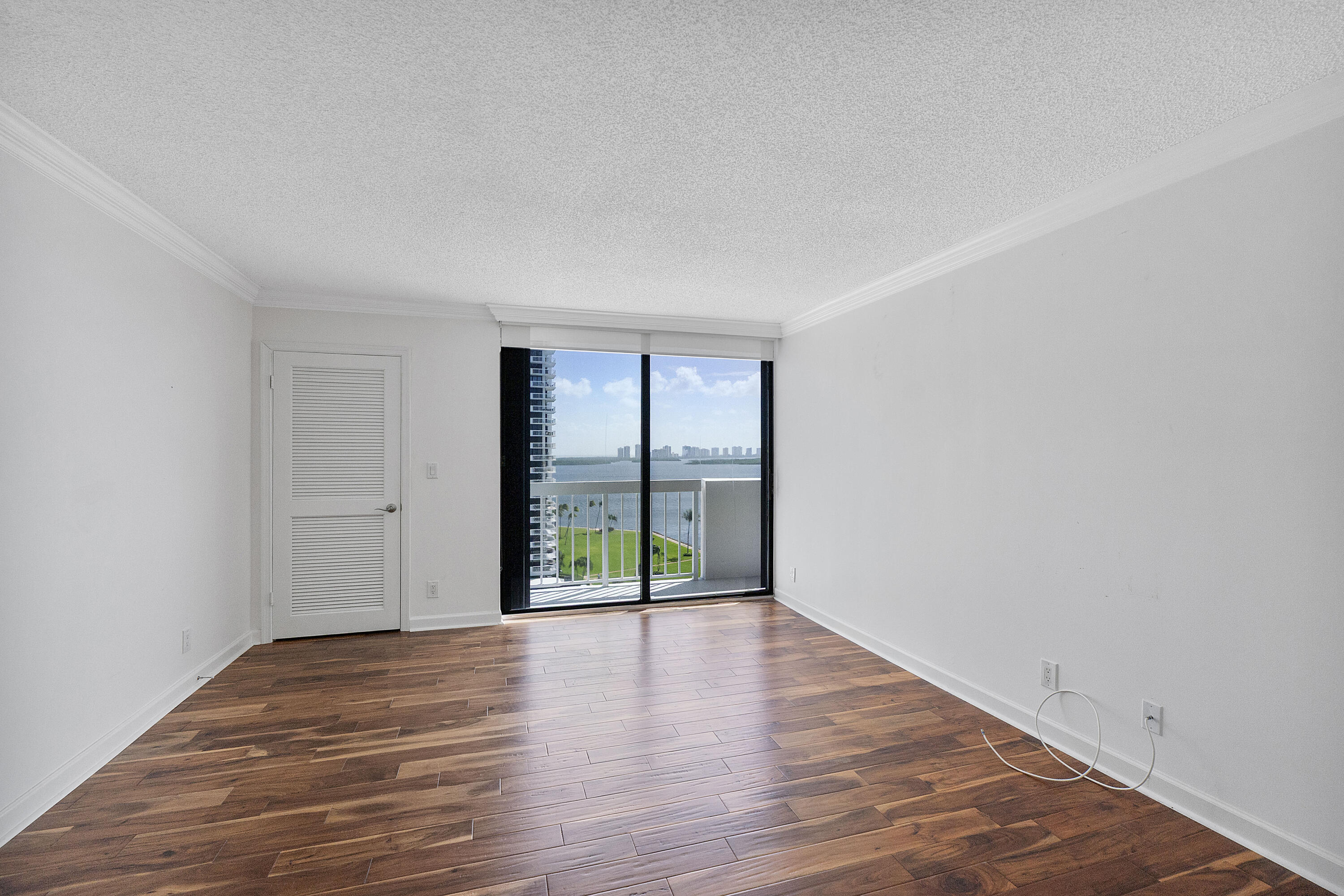 123 Lakeshore Dr u1143_023