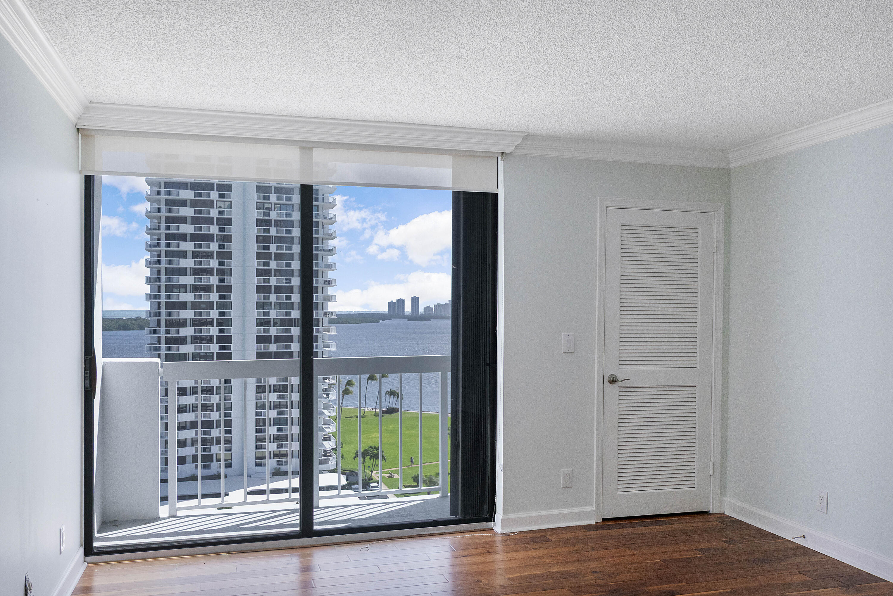 123 Lakeshore Dr u1143_031