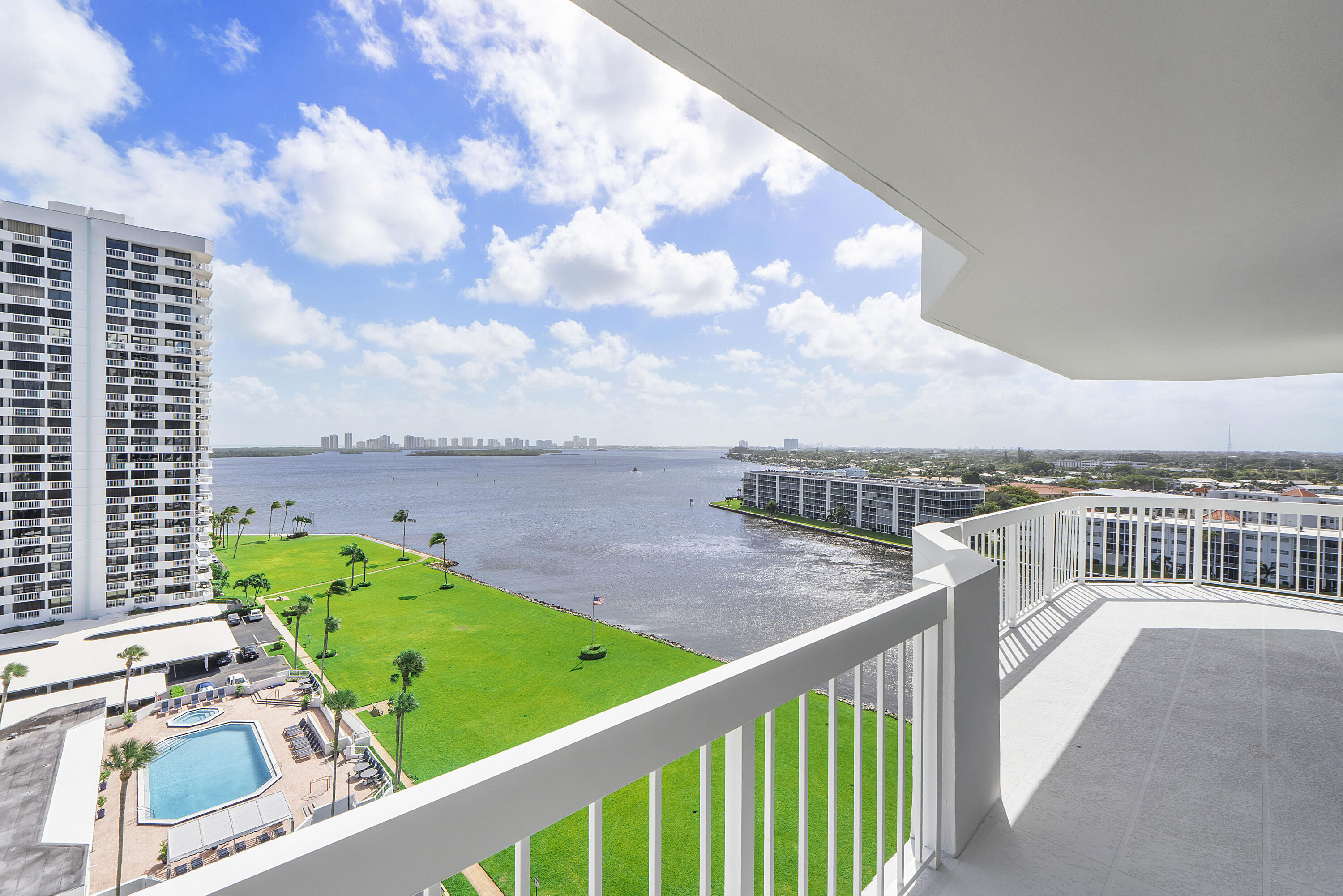 123 Lakeshore Dr u1143_058