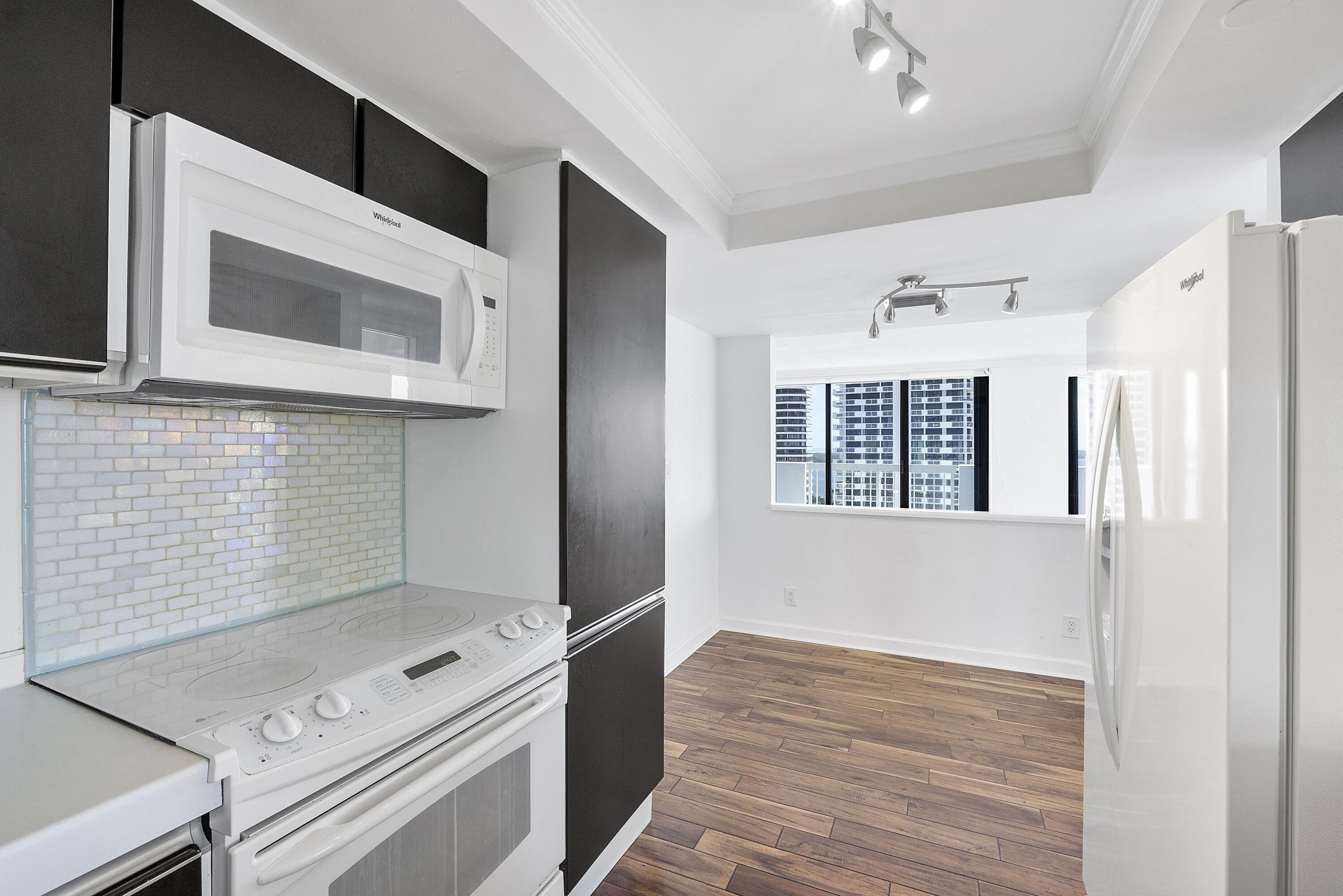 123 Lakeshore Dr u1143_022