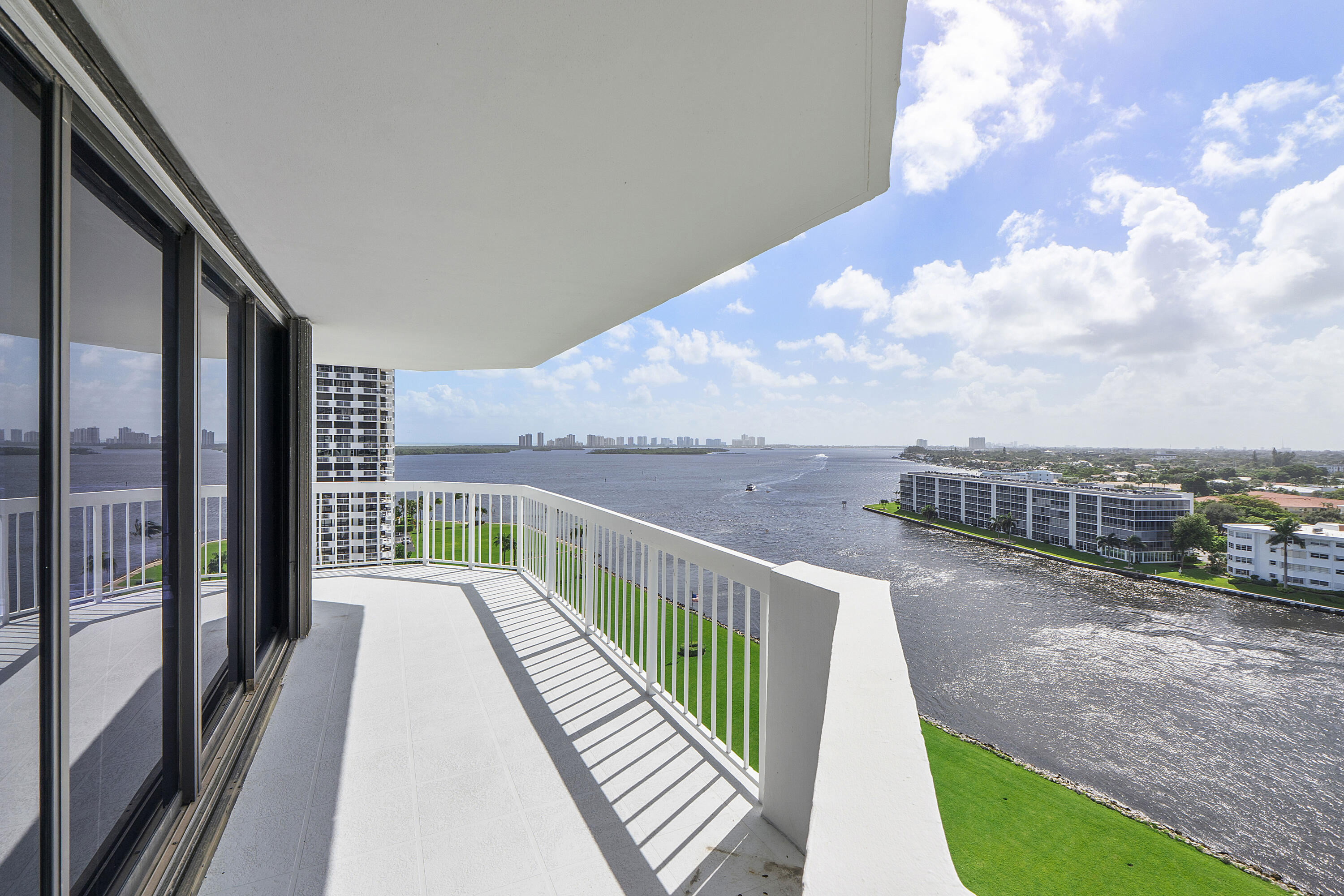 123 Lakeshore Dr u1143_052