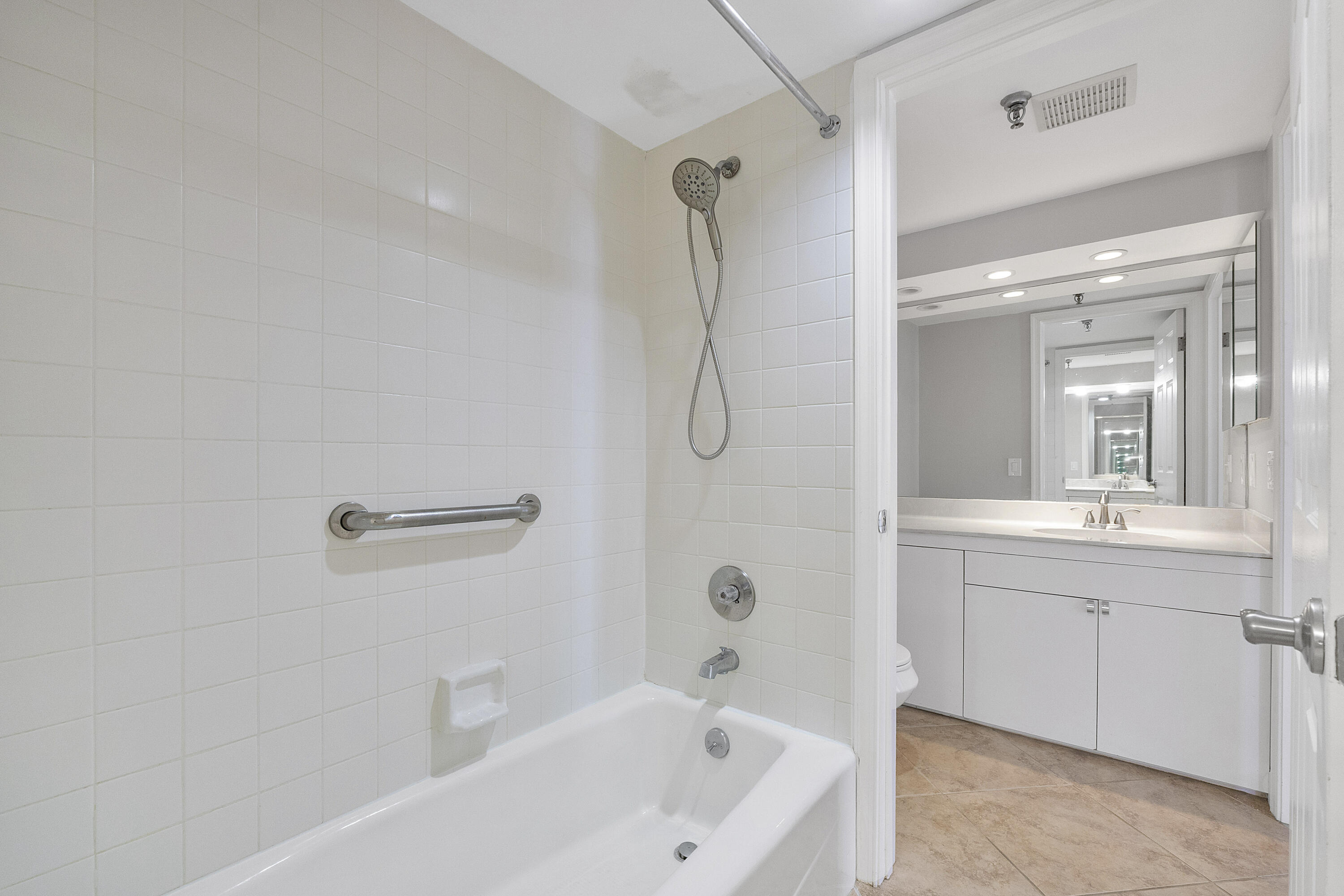 123 Lakeshore Dr u1143_027