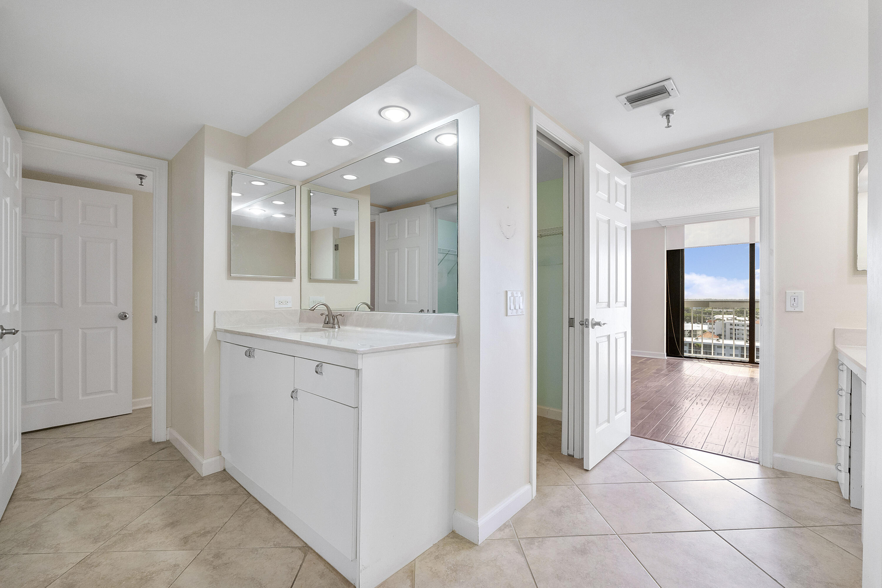 123 Lakeshore Dr u1143_041